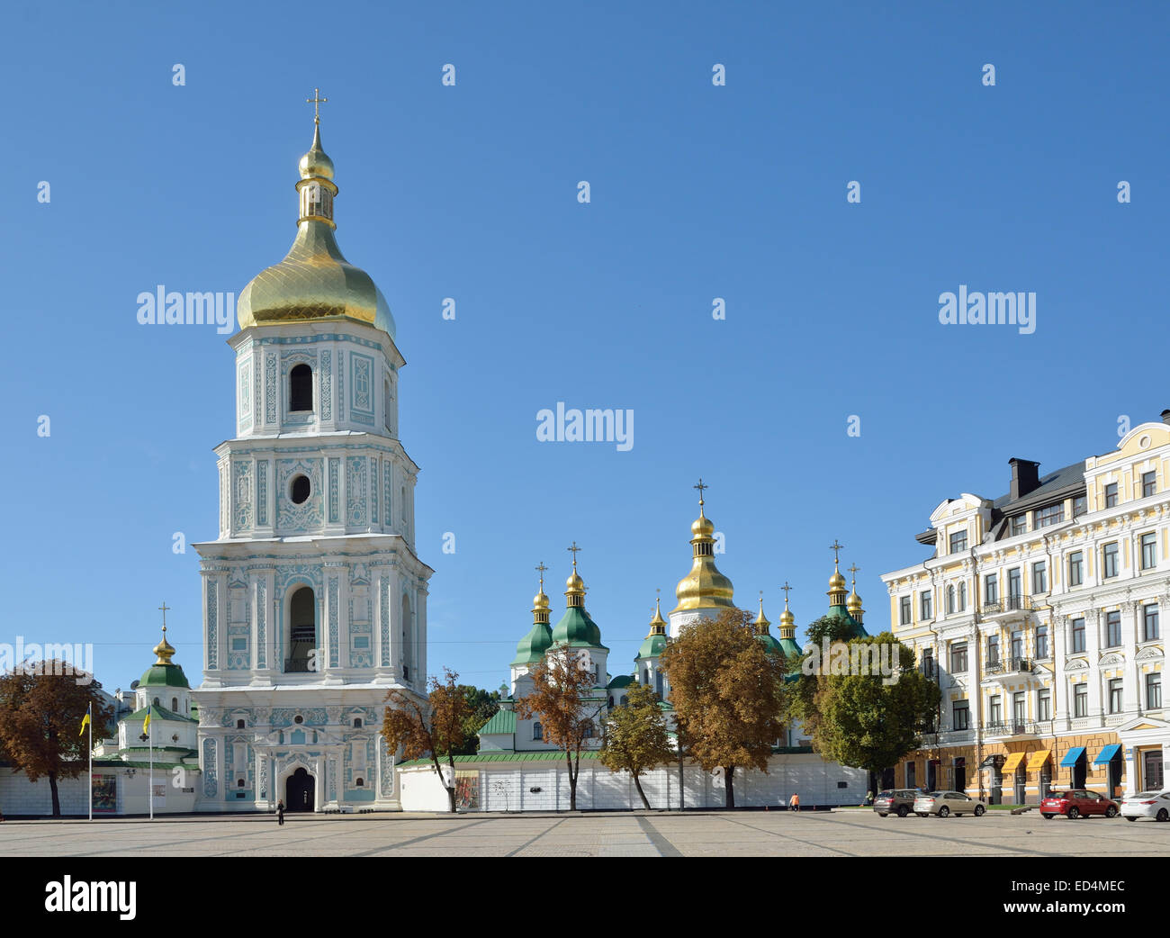 Antica Cattedrale contro la moderna città di Kiev Foto Stock