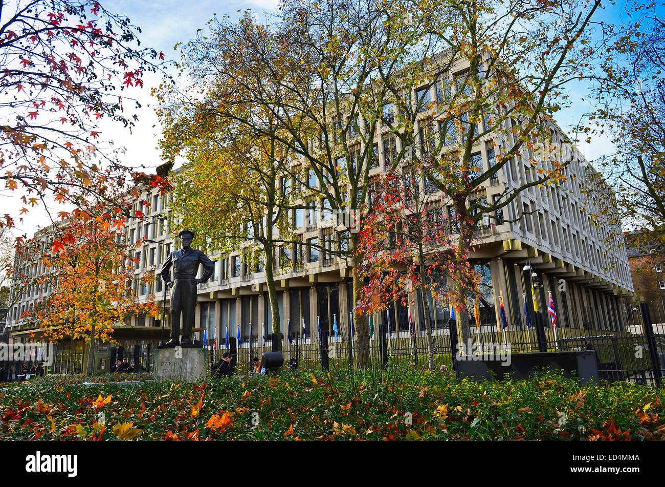 Esterno dell'Ambasciata americana in Grosvenor Square London W1 con la statua del generale Dwight D Eisenhower di fronte. Foto Stock