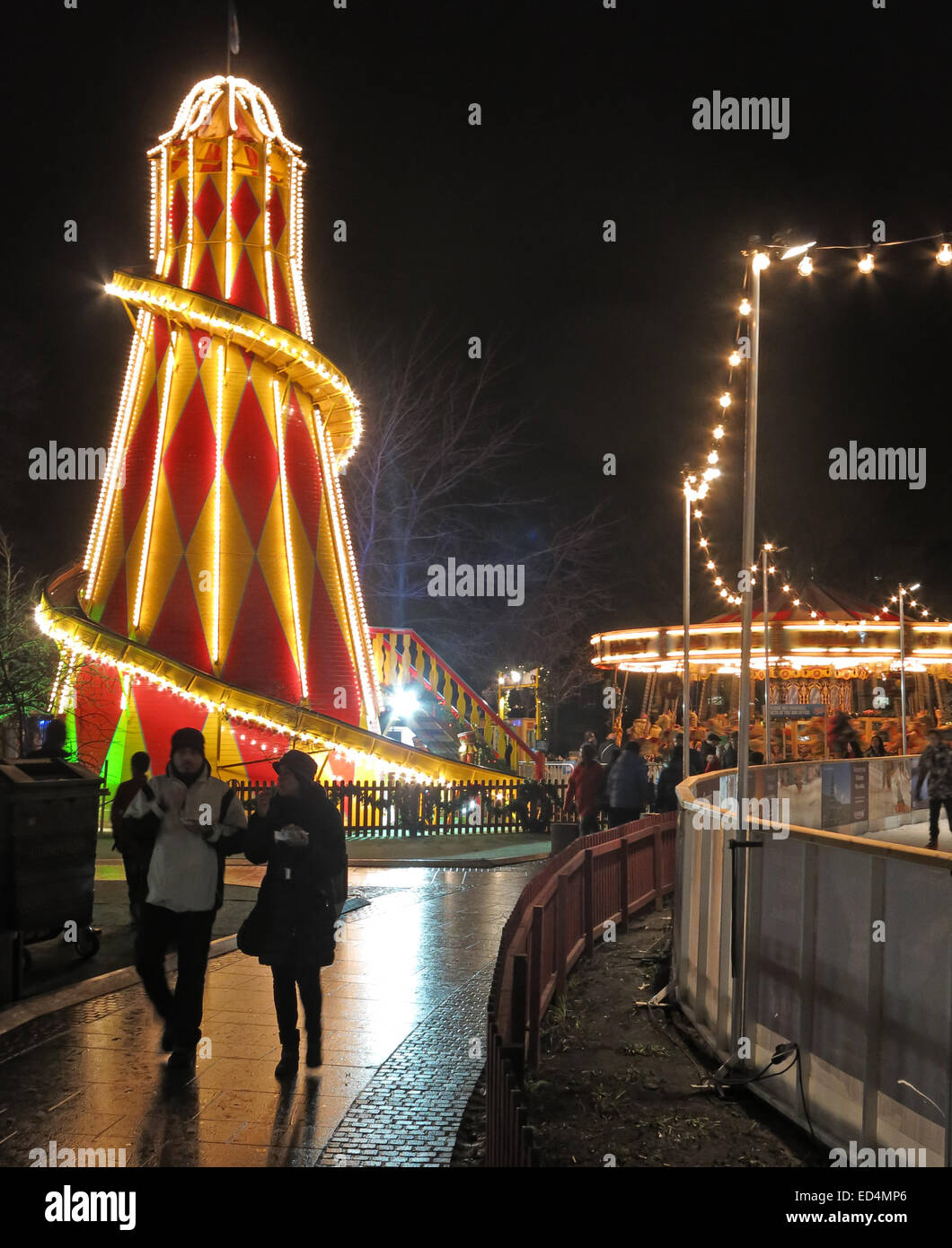 Tradizionale fiera delle attrazioni di notte a Edimburgo di Hogmanay Scozia Scotland Foto Stock