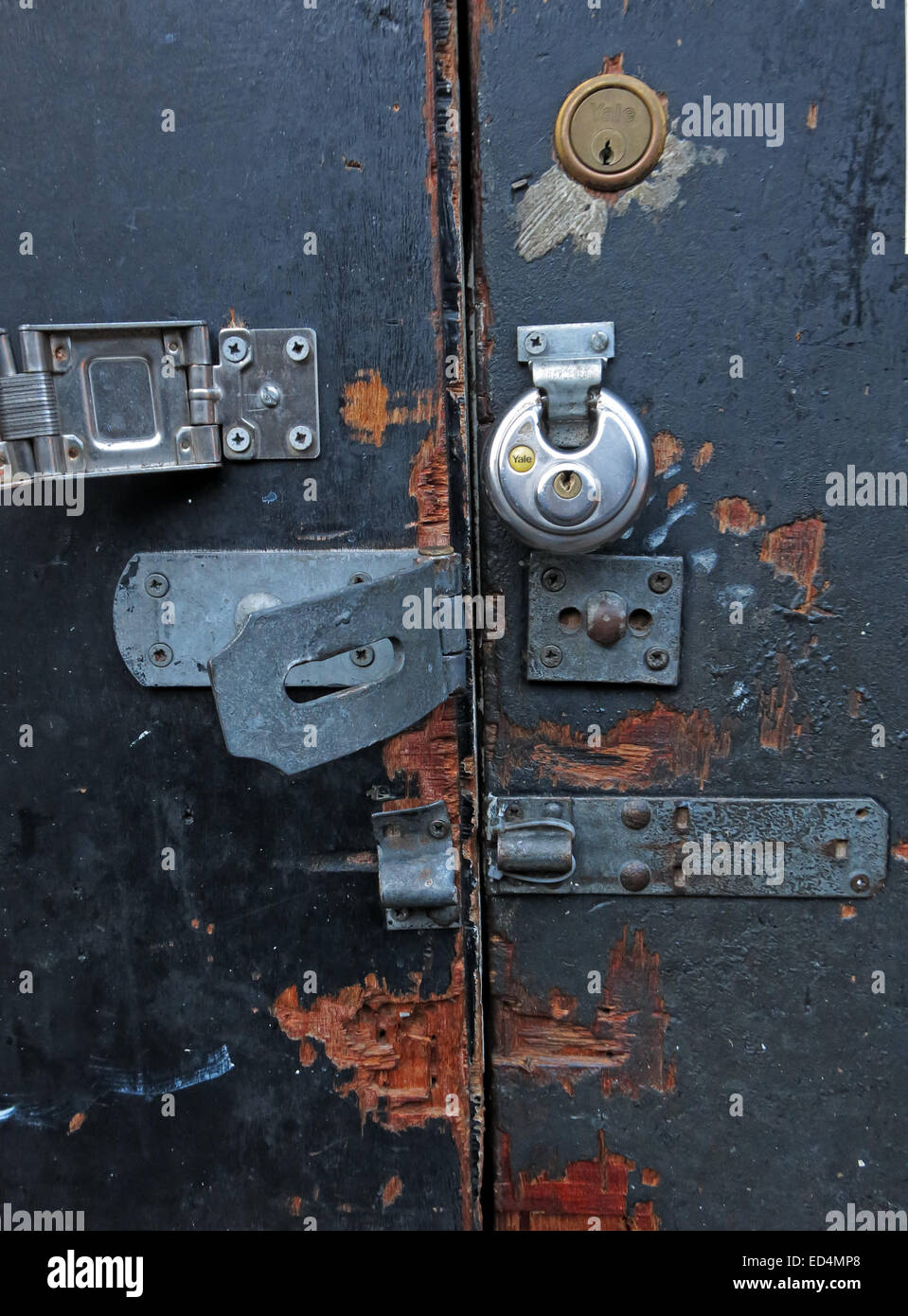 Ultra porta di sicurezza con molti blocchi, Yale, lucchetto e bulloni Foto Stock