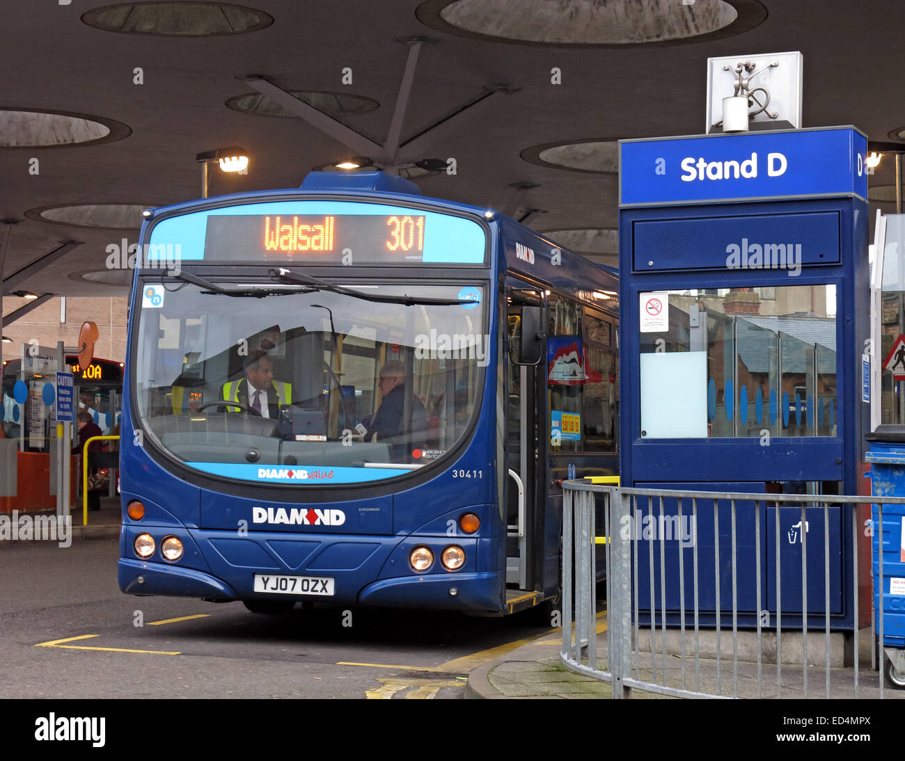 NXWM Walsall stazione degli autobus St Pauls Street Stand D con 301 Diamond bus, centro città, West Midlands, Inghilterra, Regno Unito, WS1 1LG Foto Stock