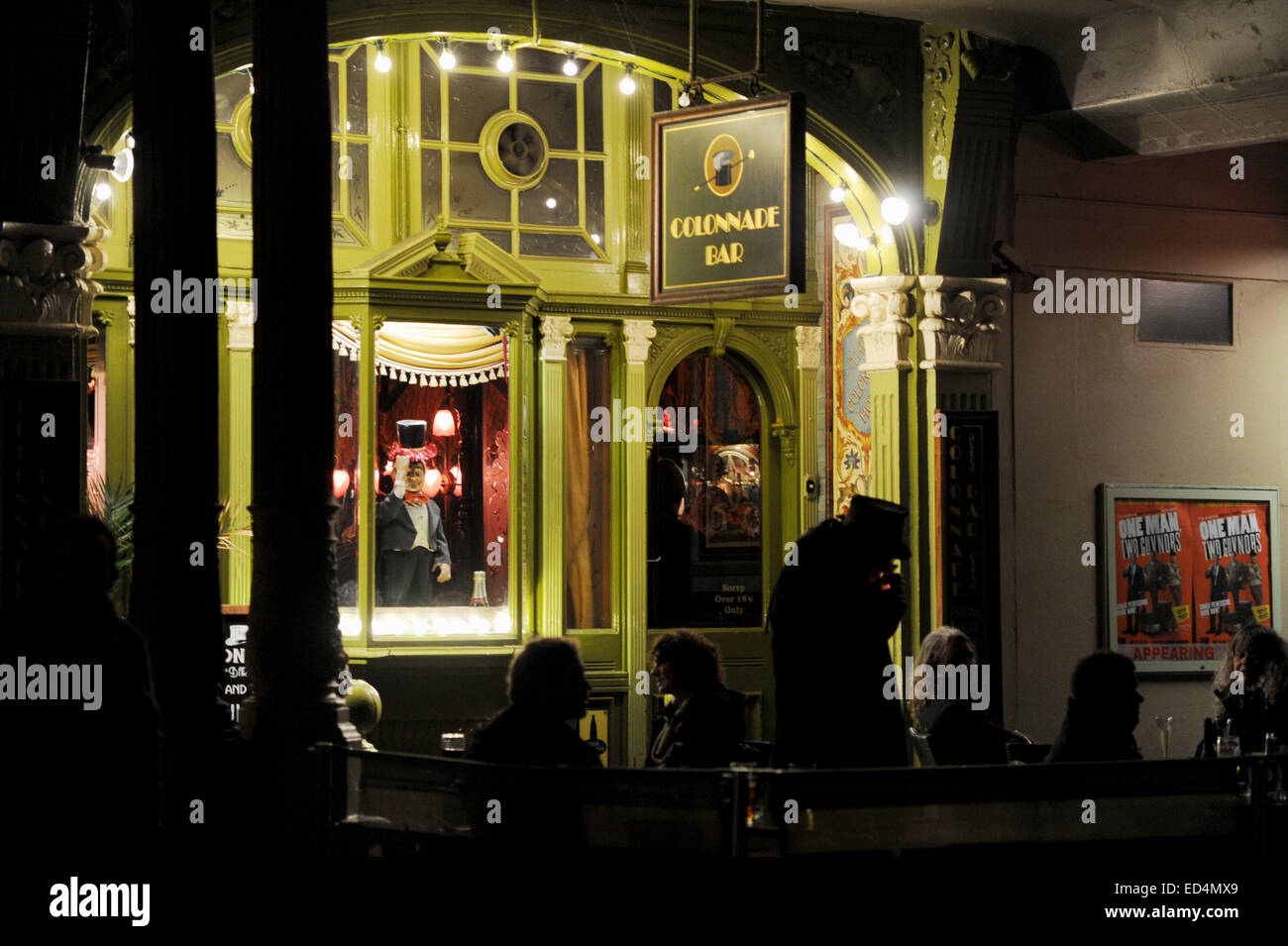 Brighton Regno Unito - Uomo in silhouette di fumare una sigaretta fuori la Colonade Bar e Pub nella nuova strada Foto Stock