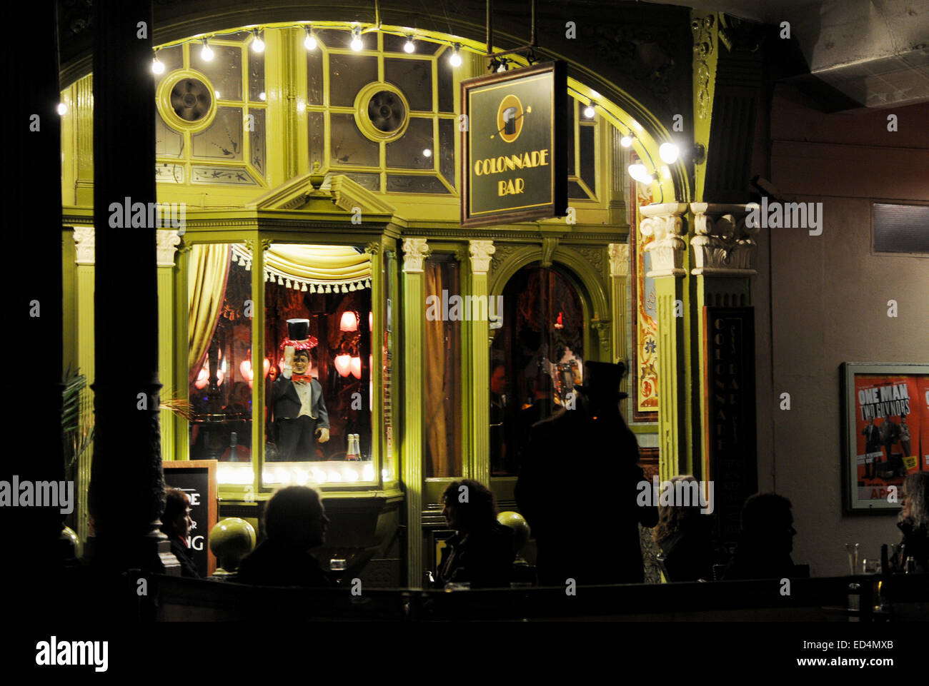 Brighton Regno Unito - Uomo in silhouette di fumare una sigaretta fuori la Colonade Bar e Pub nella nuova strada Foto Stock