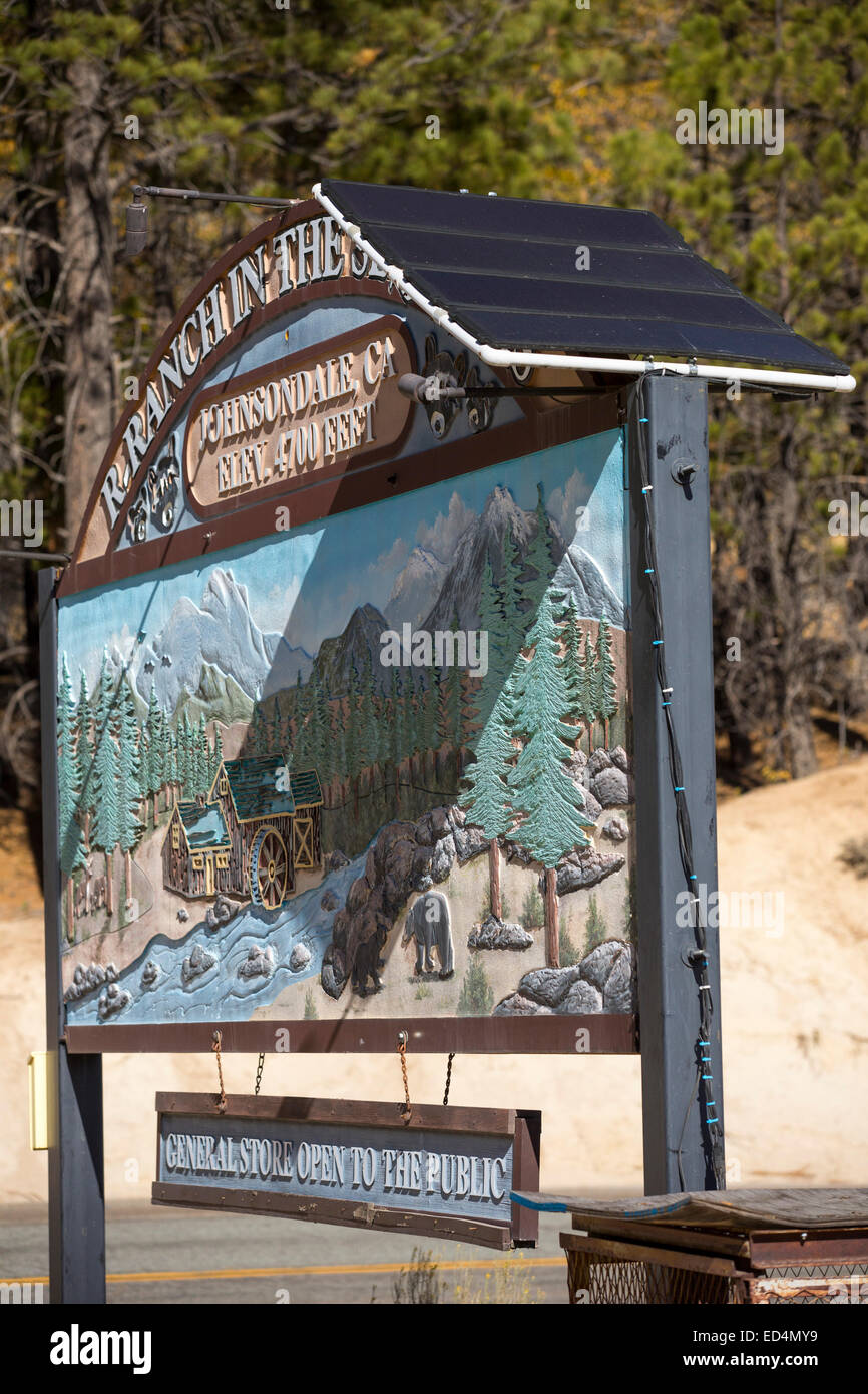 Un segno per la general store in Johnsondale, in Great Western dividere le montagne, California, USA. Foto Stock