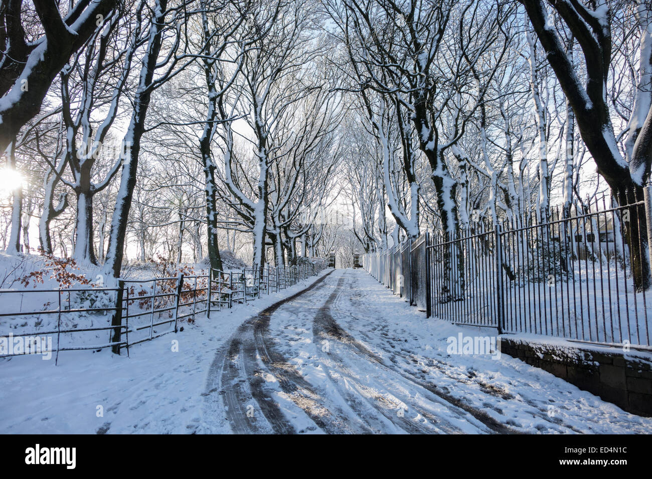 Bradford, Yorkshire, Regno Unito. 27 dic 2014. Il quartiere si svegliò in un freddo gelido e coperta di neve mattina con il blu del cielo. I problemi legati al traffico sono stati segnalati la scorsa notte con molte persone di abbandonare le vetture, sebbene, a causa della mancanza di traffico a causa della stagione delle feste gritting equipaggi erano in grado di operare in modo più efficiente. Il Met Office hanno emesso un avvertimento di ghiaccio da 4pm di oggi. Credito: Mick Flynn/Alamy Live News Foto Stock