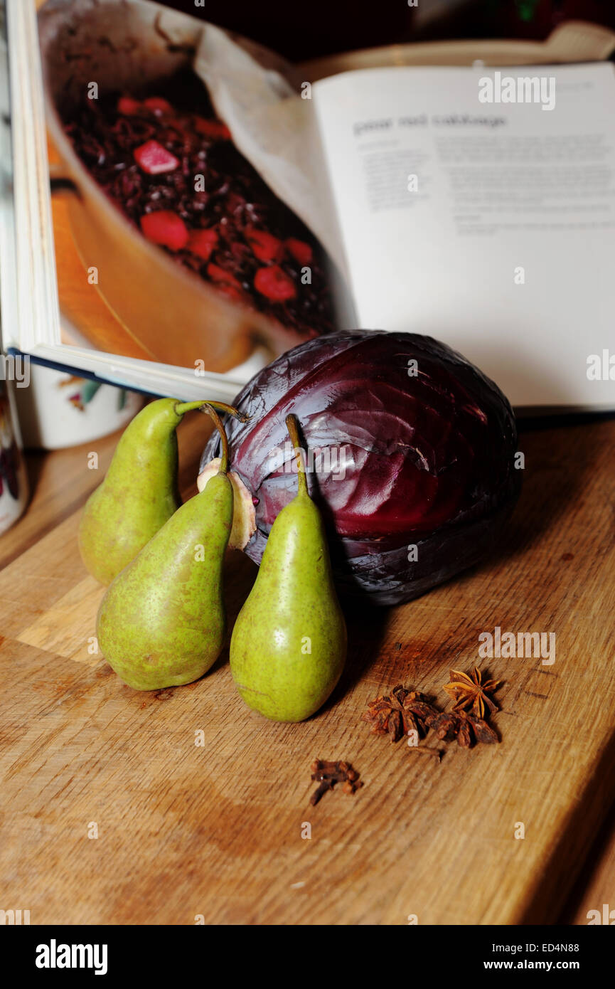 Ingredienti per spiced cavolo rosso con pere anice stellato e i chiodi di garofano sul tagliere Foto Stock