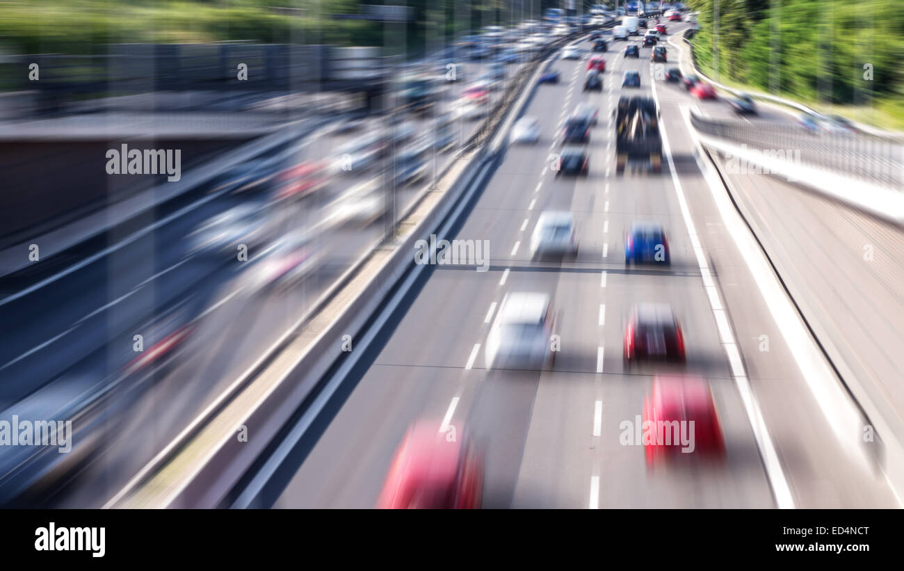 Auto veloci su una autostrada (sfocata) Foto Stock