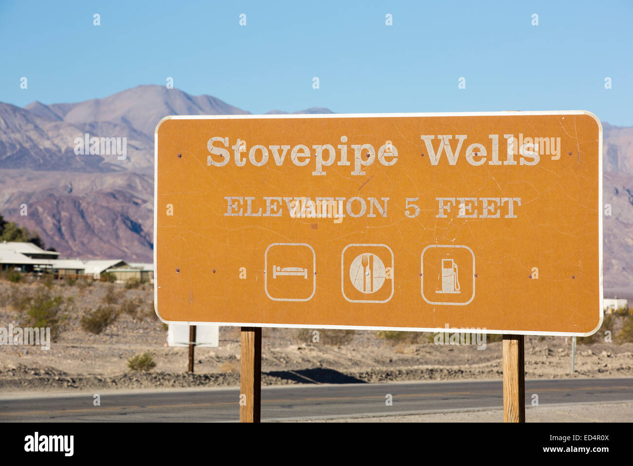Un segno nel tubo da stufa Wells, Valle della Morte che è il più basso, caldi, arido posto negli USA, con una piovosità media annuale di circa 2 pollici, alcuni anni non riceve alcuna pioggia a tutti. Foto Stock