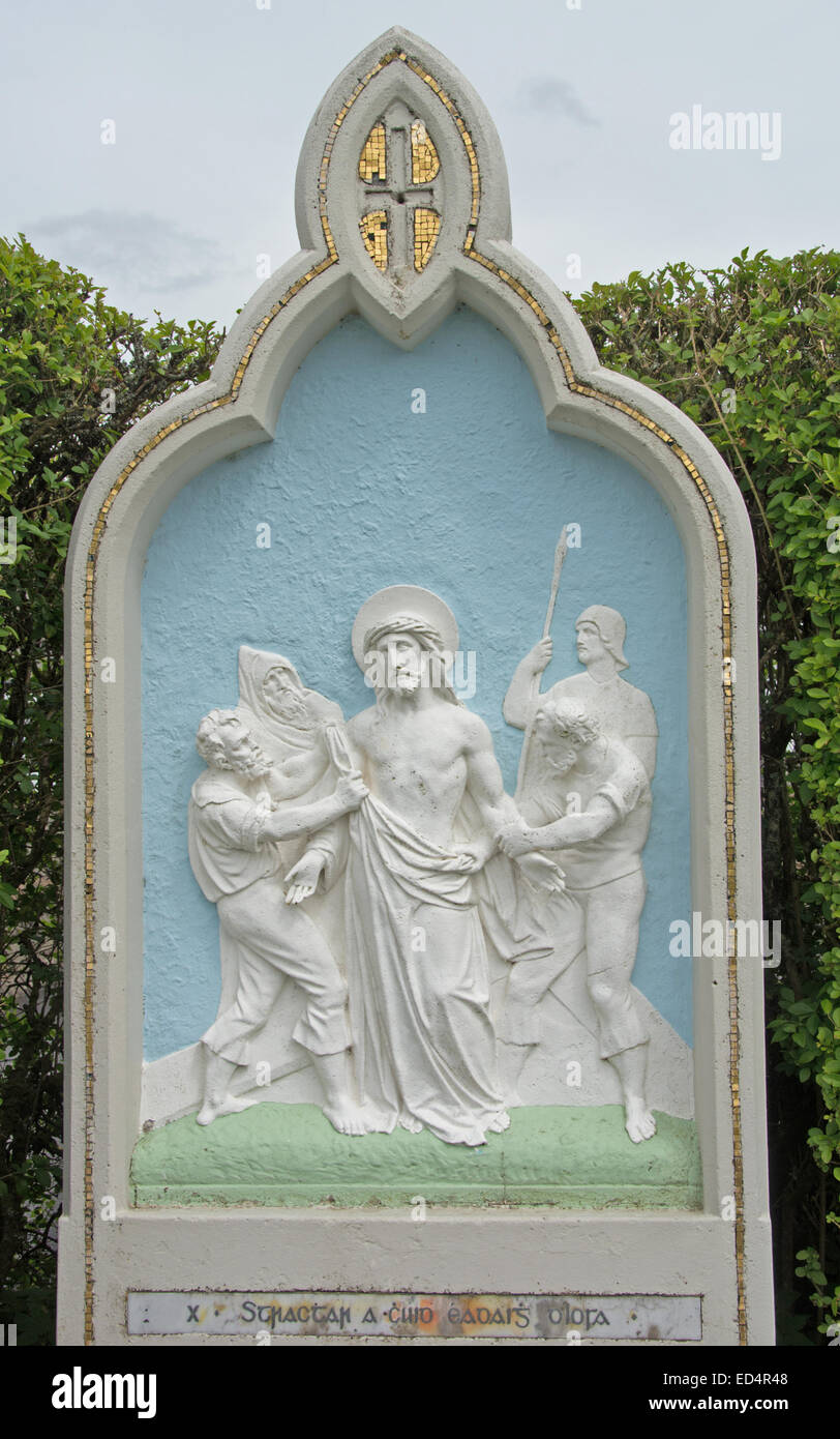 EIRE; MAYO; KNOCK; santuario; rilievo 10TH STAZIONE DELLA CROCE (Gesù spogliato delle vesti) con il gaelico ISCRIZIONE ALLA BASE Foto Stock