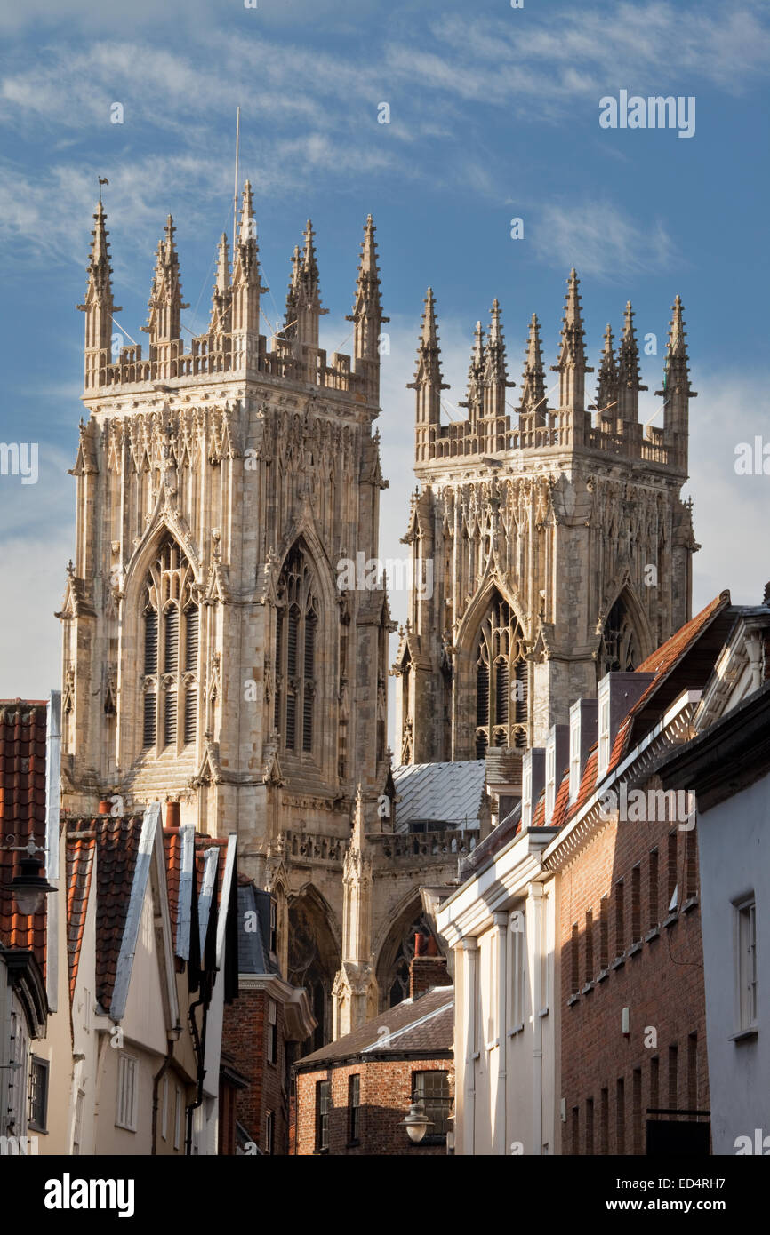 York Minster campanili e Petergate, York, North Yorkshire, Inghilterra. Foto Stock