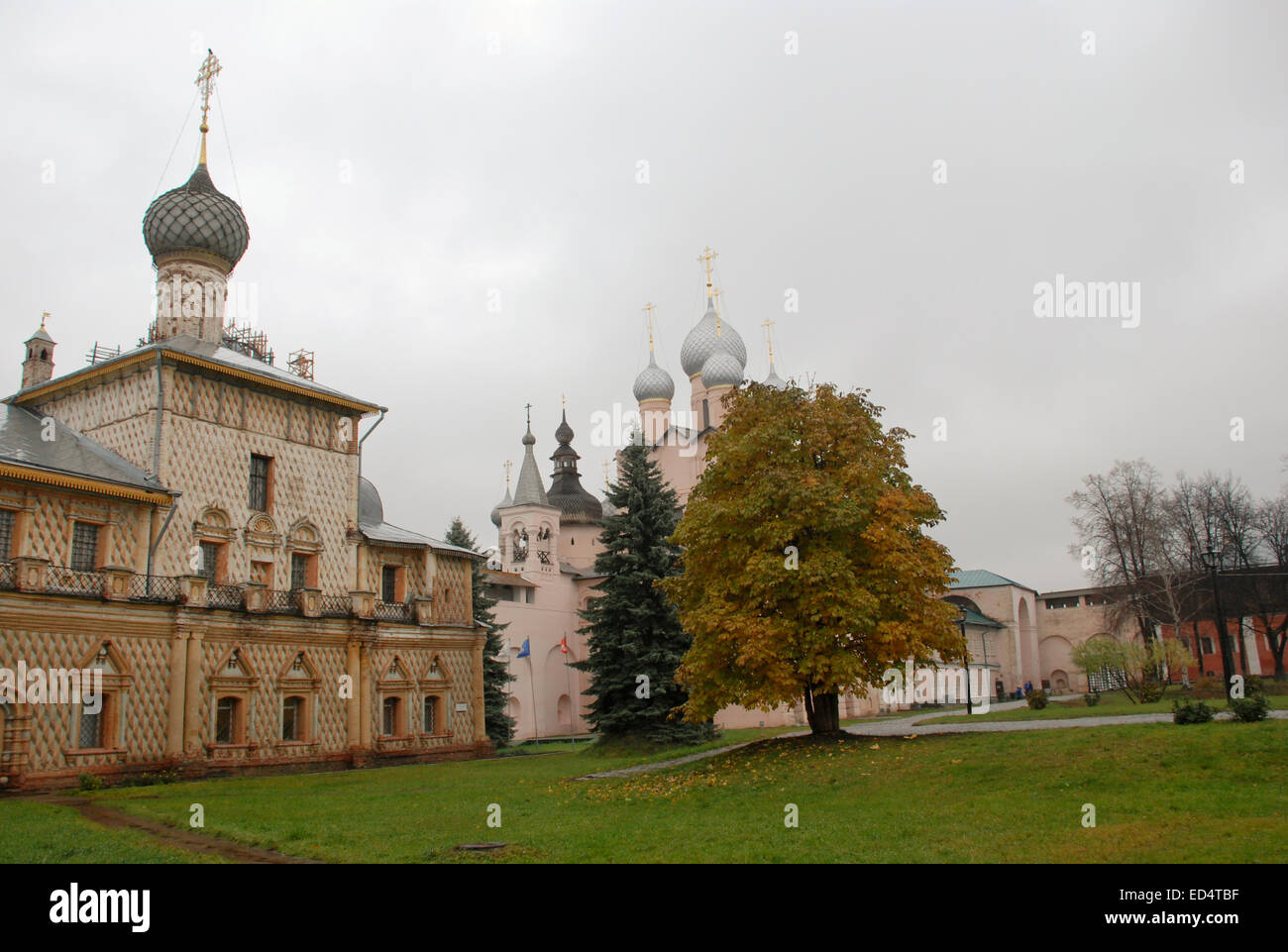 L'architettura dell'antica città russe. Il Cremlino di Rostov in autunno. Foto Stock