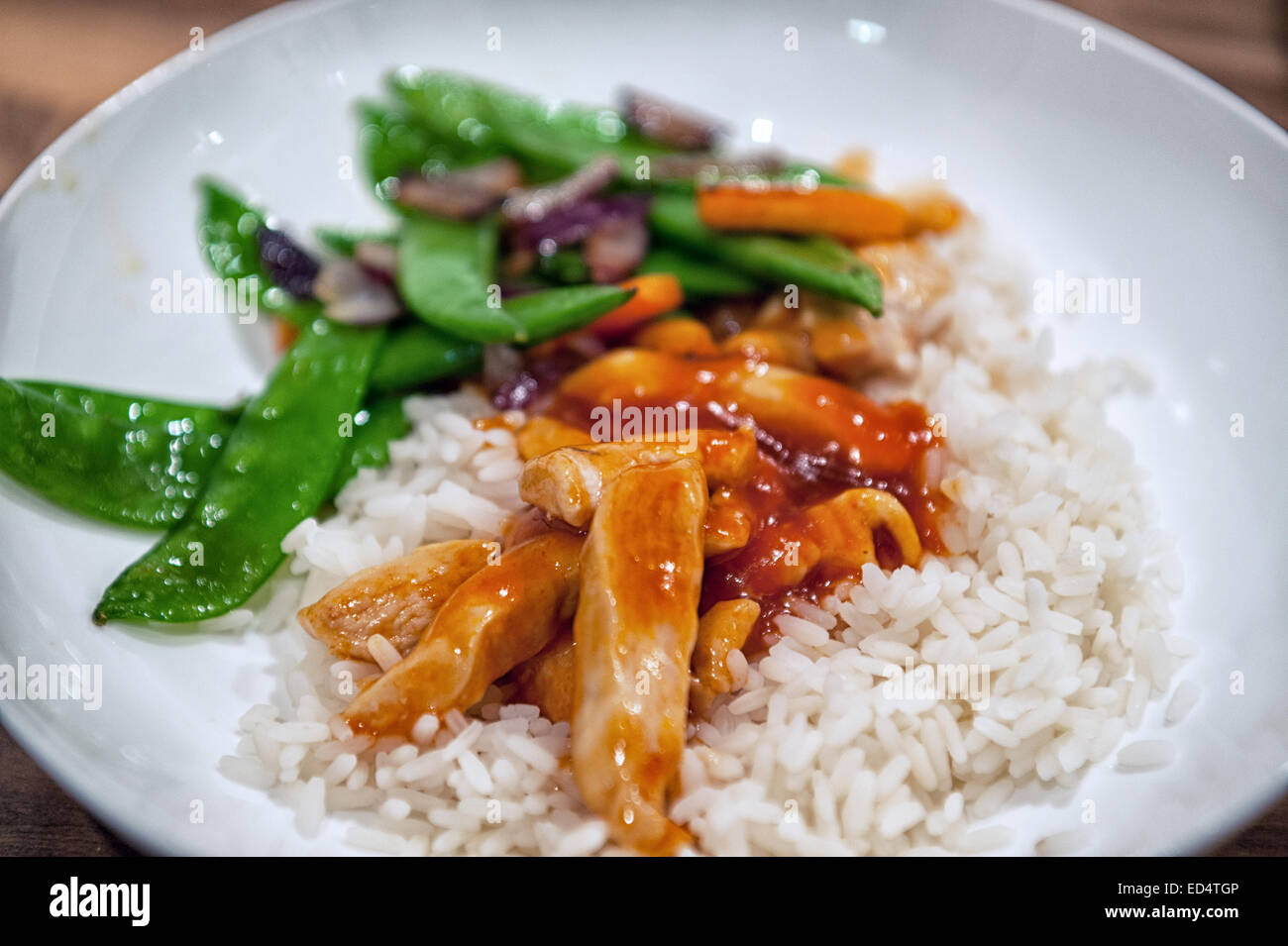 Rosolare il cibo su una piastra Foto Stock