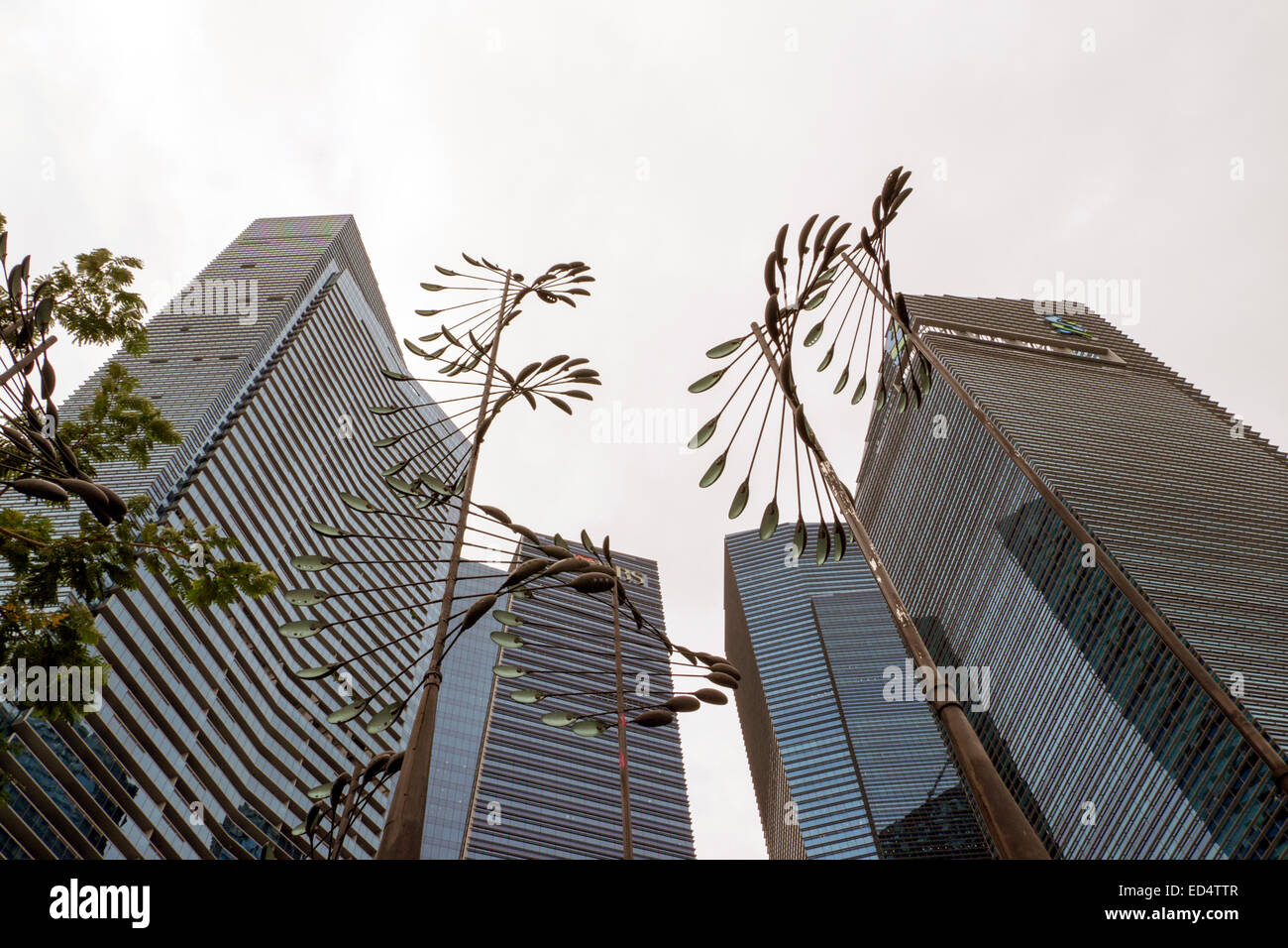 Sculture di alberi al quartiere finanziario di Singapore, girato da un angolo basso. Foto Stock