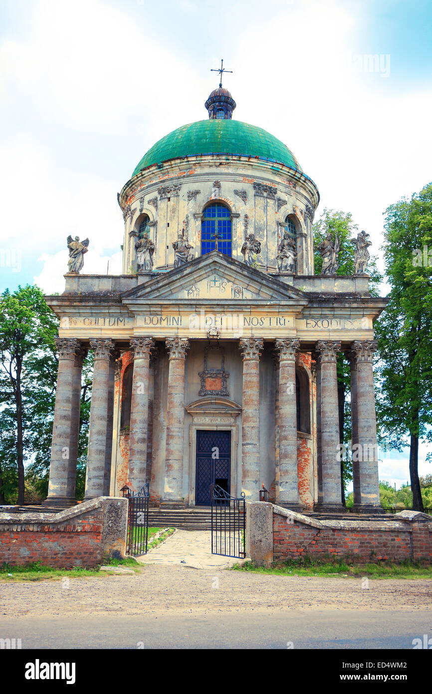 Chiesa cattolica romana di esaltazione della Santa e di San Giuseppe vicino a Lviv, Ucraina. Costruzione di tempo 1752-1766 Foto Stock