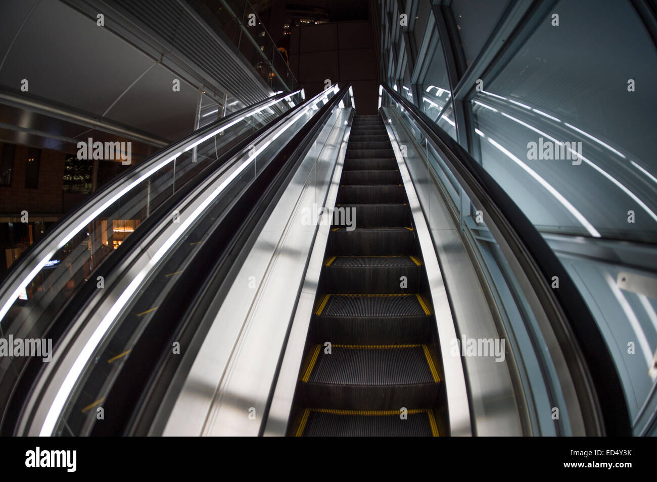 Escalator in Shiodome zona business, Tokyo, Giappone. Foto Stock