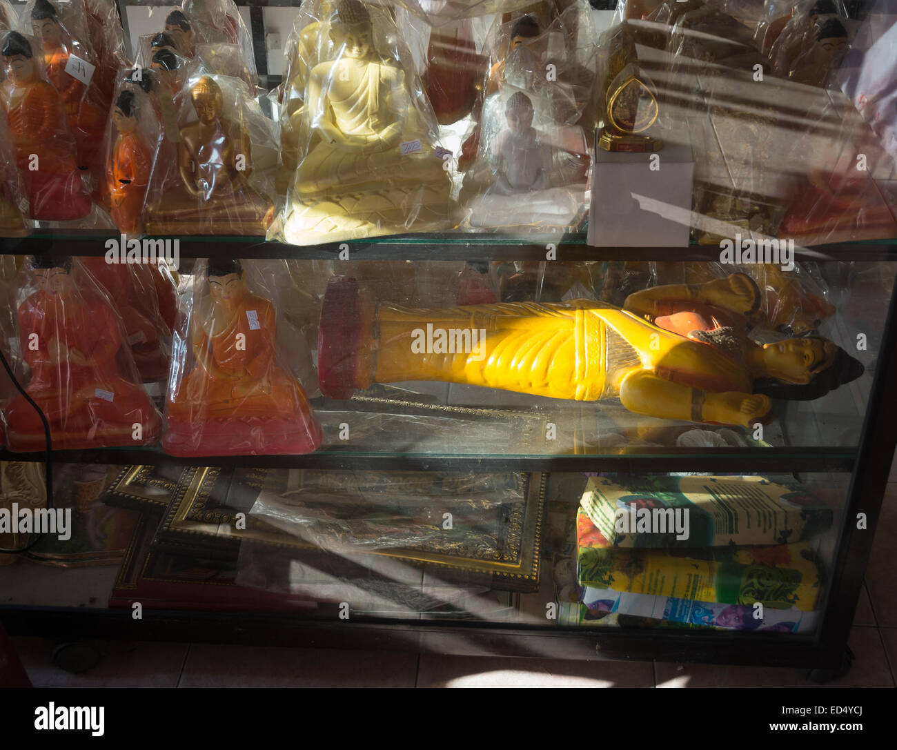 Buddha in plastica sul display in negozio in Tangalle il 15 dicembre 2014 in Tangalle, sud della provincia, Sri Lanka, in Asia. Foto Stock