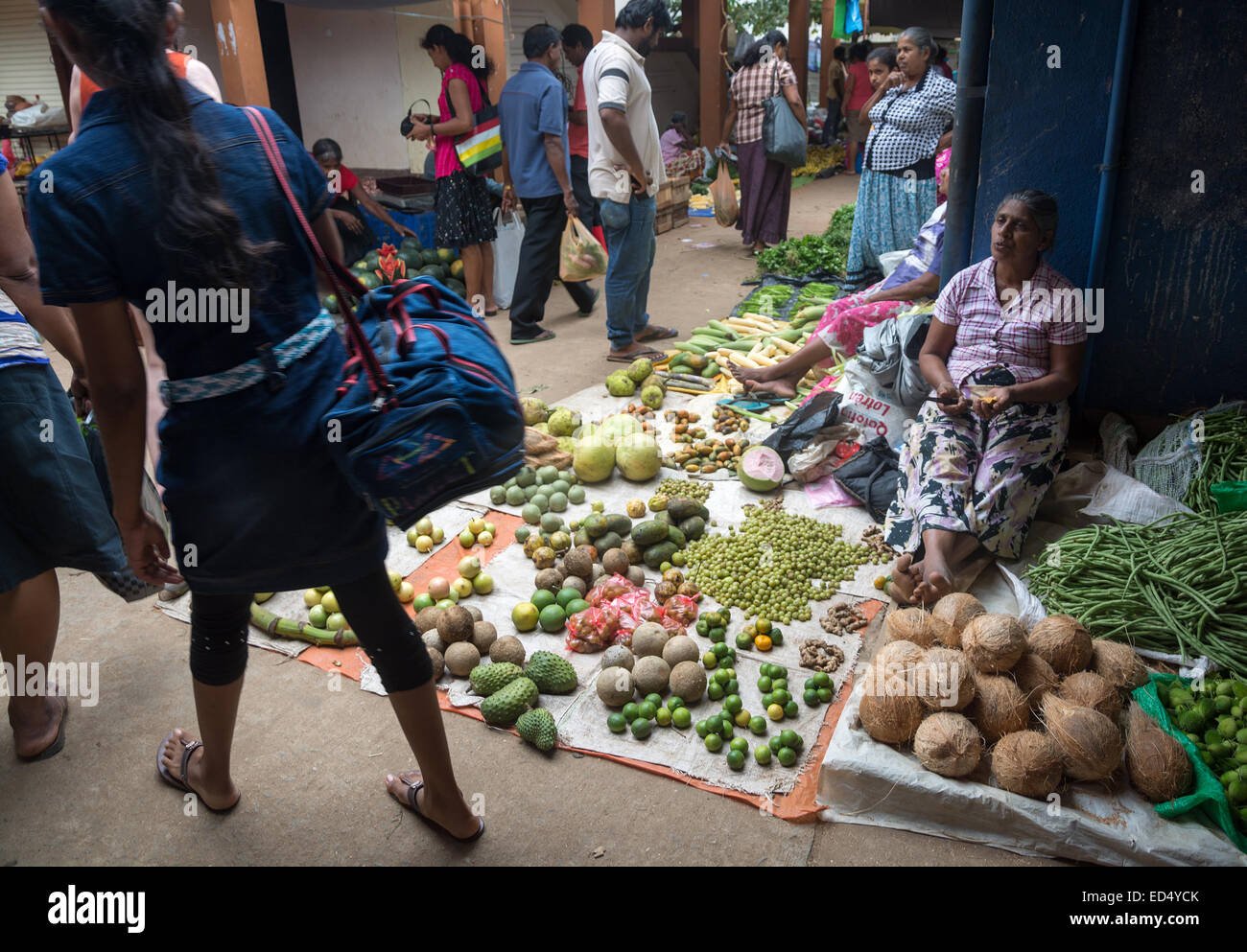 Fornitore di vegetali nel mercato su dicembre 17, 2014 in Tangalle, sud della provincia, Sri Lanka, in Asia. Foto Stock