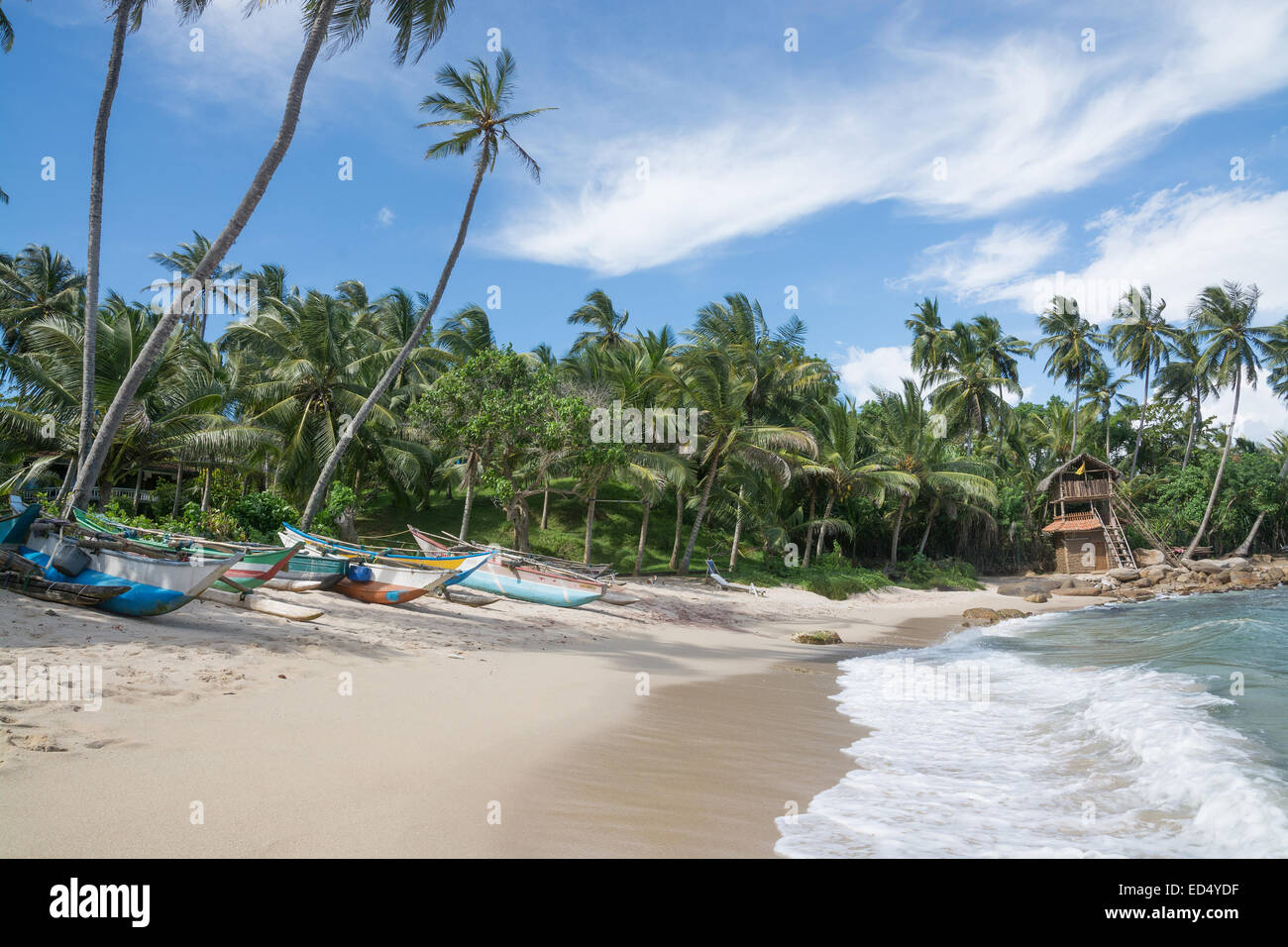 Il governo dello Sri Lanka di pesca tradizionali barche di legno e palafitta ristorante sulla spiaggia di sabbia di Tangalle, Sri Lanka, in Asia. Foto Stock