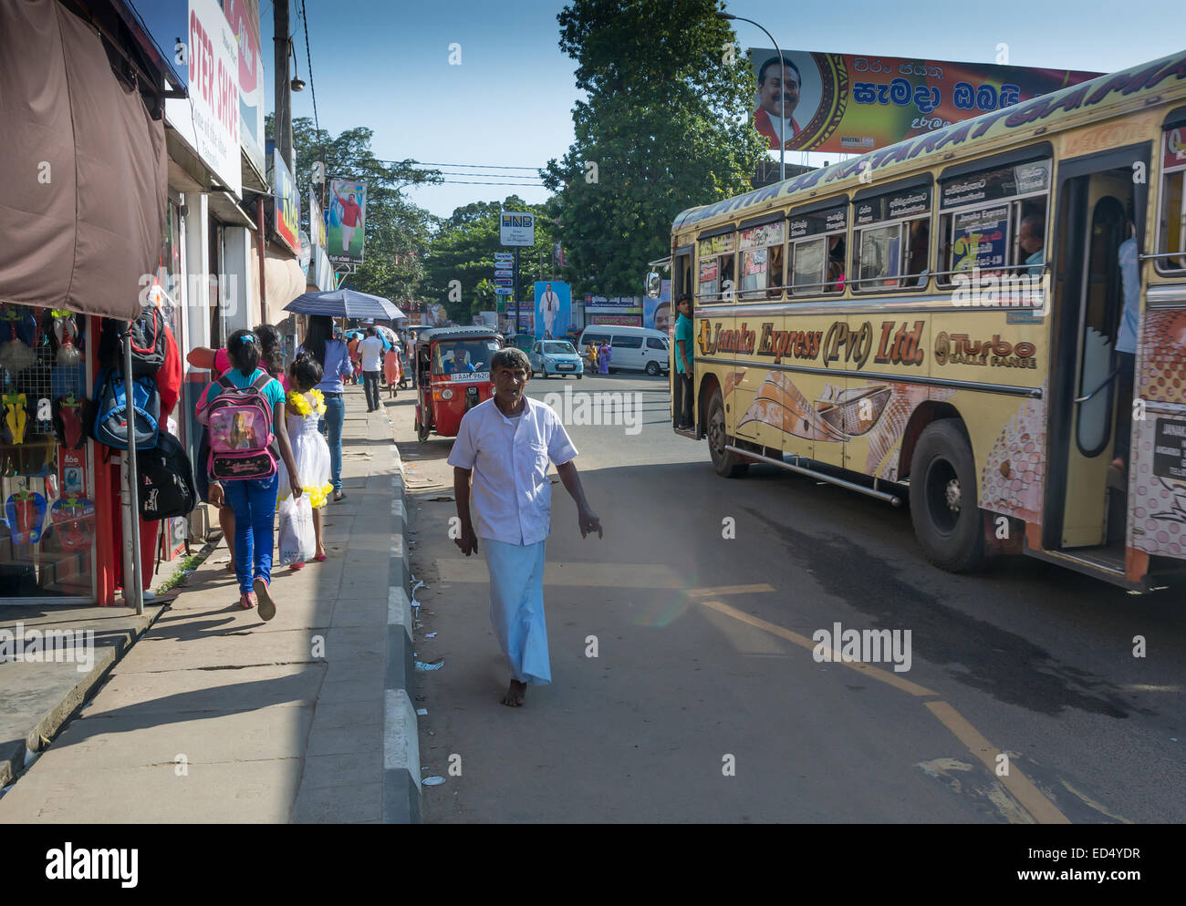 Street view in Tangalle il 15 dicembre 2014 in Tangalle, sud della provincia, Sri Lanka, in Asia. Foto Stock