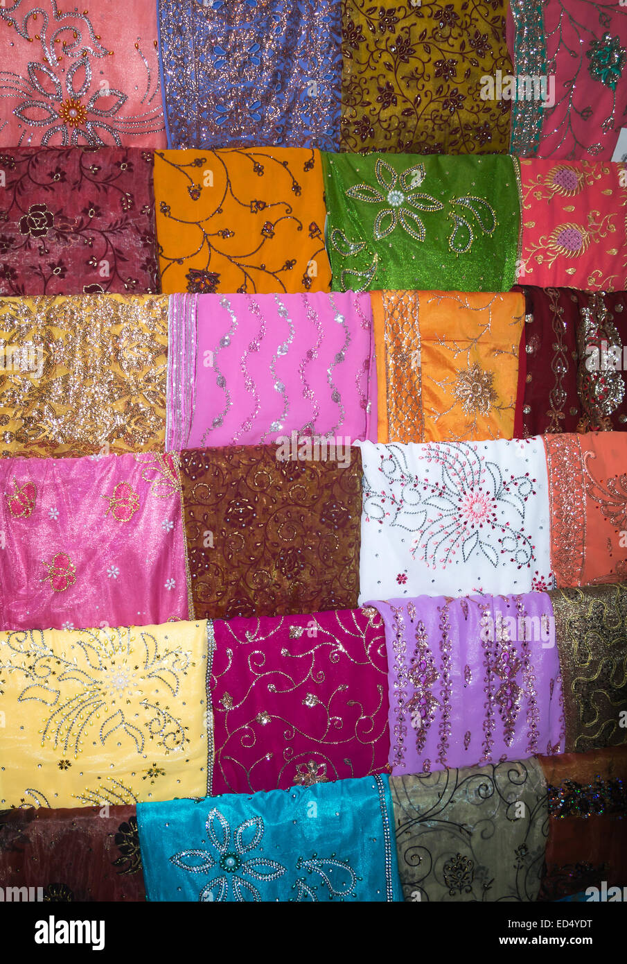 Ricamati tessuti colorati sul display in Tangalle, sud della provincia, Sri Lanka, in Asia. Foto Stock