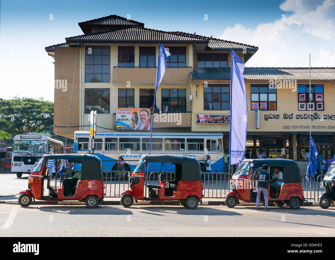 Tangalle bus e tuk tuk stazione con il cartellone elettorale di Tangalle nato pregiudiziale il presidente Mahinda Rajapaksa. Foto Stock
