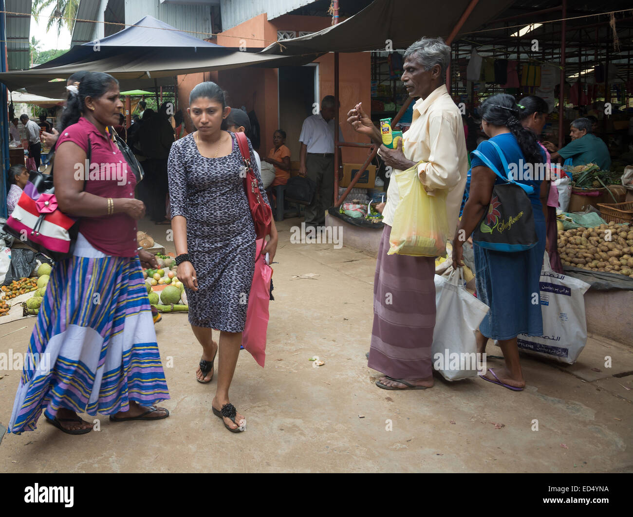 I ratticidi e fornitori di vegetali nel mercato su dicembre 17, 2014 in Tangalle, sud della provincia, Sri Lanka, in Asia. Foto Stock