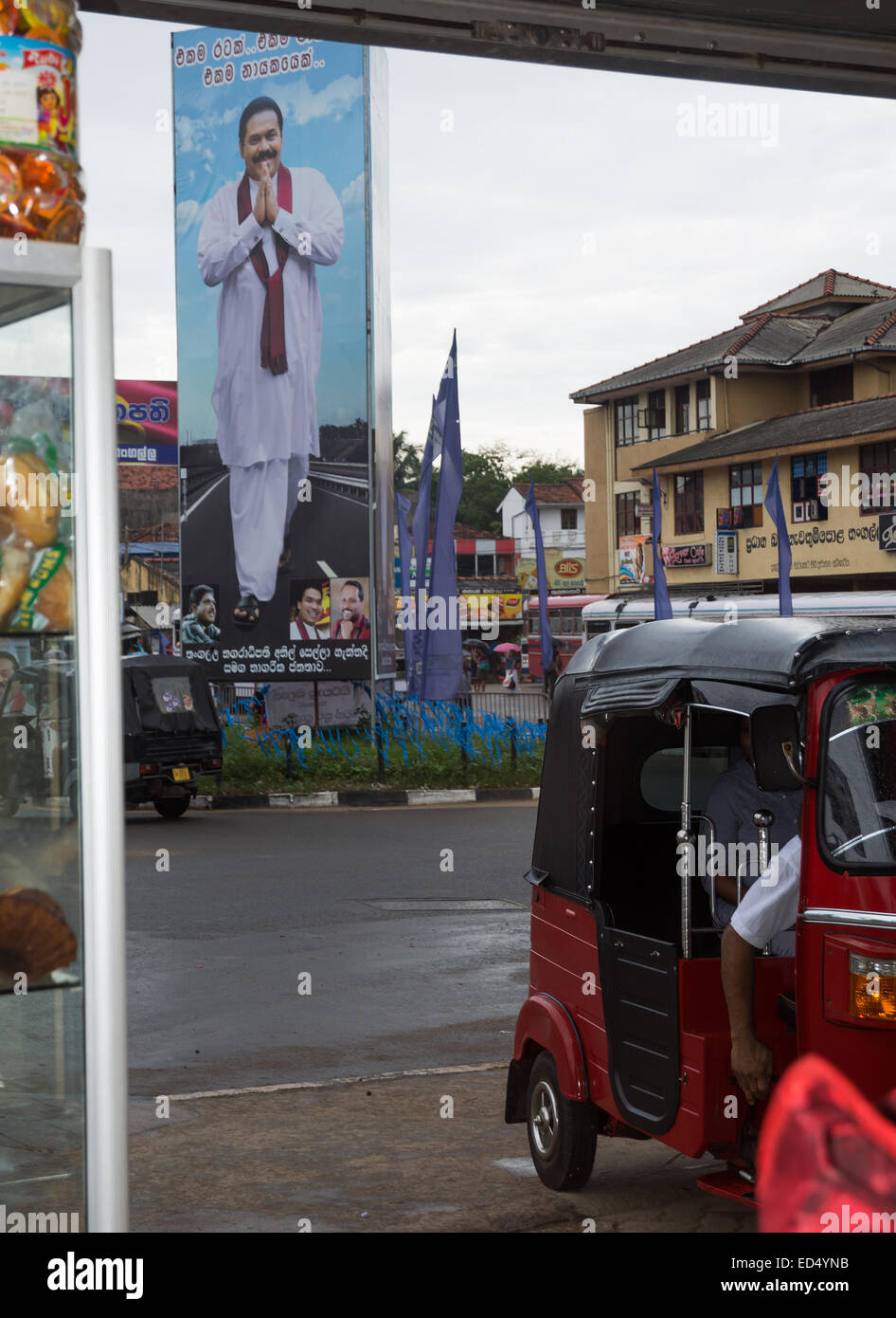 Cartellone elettorale con Tangalle nato il presidente Mahinda Rajapaksa e tuktuk su dicembre 17, 2014 in Tangalle, Sri Lanka Foto Stock