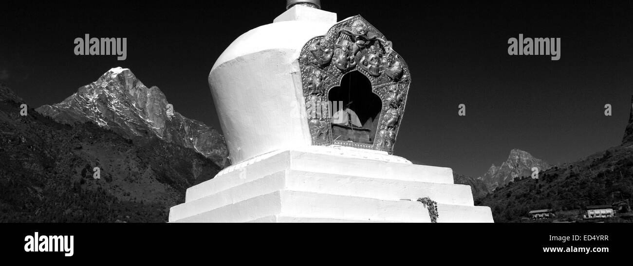 Stupa buddisti e bandiere di preghiera, Chineplung village, Parco Nazionale di Sagarmatha, Solukhumbu quartiere, regione di Khumbu, Nepal orientale Foto Stock