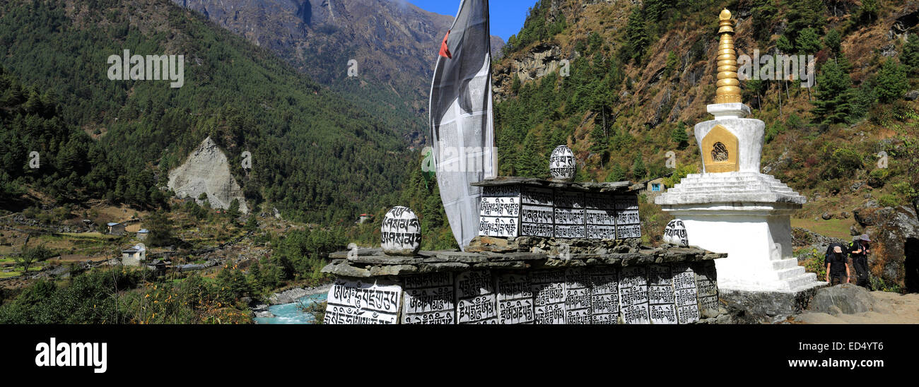 Stupa buddisti e bandiere di preghiera, Nurning Yulning village, Parco Nazionale di Sagarmatha, Solukhumbu quartiere, regione di Khumbu, orientale Foto Stock