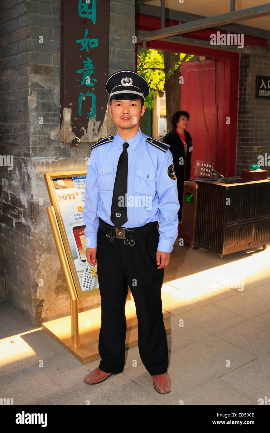 Funzionario cinese la guardia di sicurezza o un poliziotto che indossano uniformi guardando la fotocamera all'Imperial Palazzo d'Estate a Pechino, Cina Foto Stock