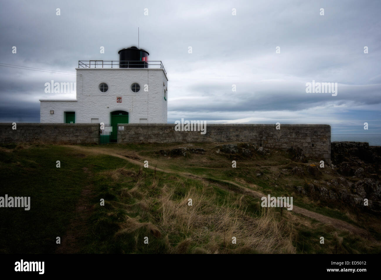 Il faro sulla spiaggia Bamburgh, Northumberland Foto Stock