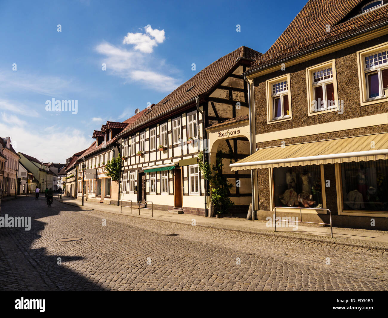 Street e il suo municipio in luebbenau (nei pressi di spreewald) Foto Stock