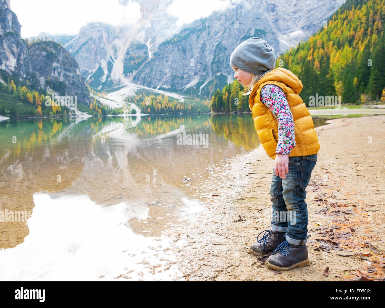 Ritratto di bambino guardando sul lago di Braies in alto adige, italia Foto Stock