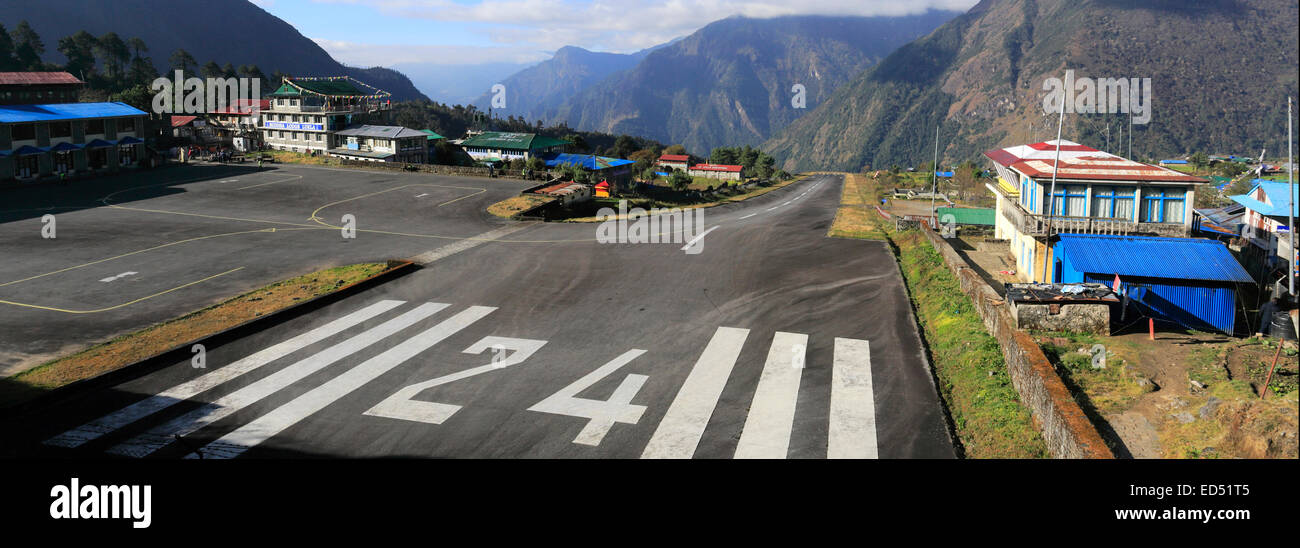 Elica aereo in fase di decollo da Lukla Tenzing Hillary aeroporto, drammatica della pista di montagna in Himalaya, Khumbu Himal, Nepal Foto Stock