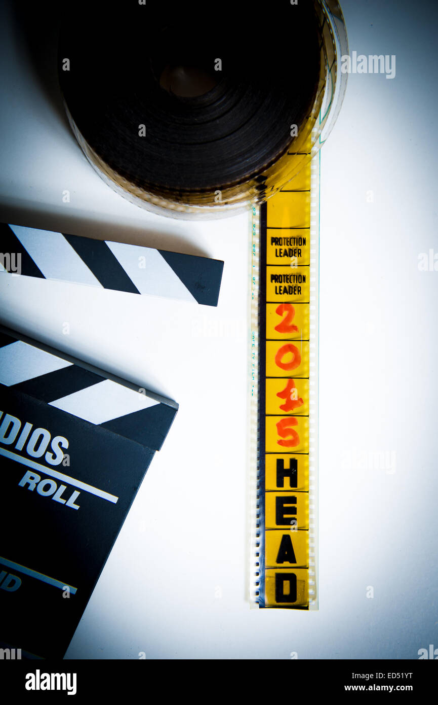 35mm testa del film della bobina con '2015' e telaio della testa, su sfondo bianco e con parte di una bobina, battaglio, look vintage e colore Foto Stock