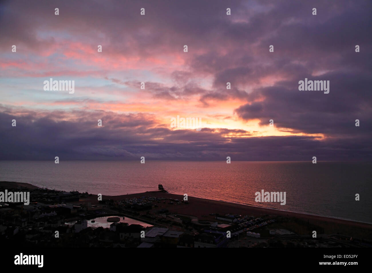 Hastings, East Sussex, Regno Unito. Il 21 dicembre 2014. Regno Unito Meteo. Il giorno più corto, un breve scorcio del tramonto sul mare. Foto Stock