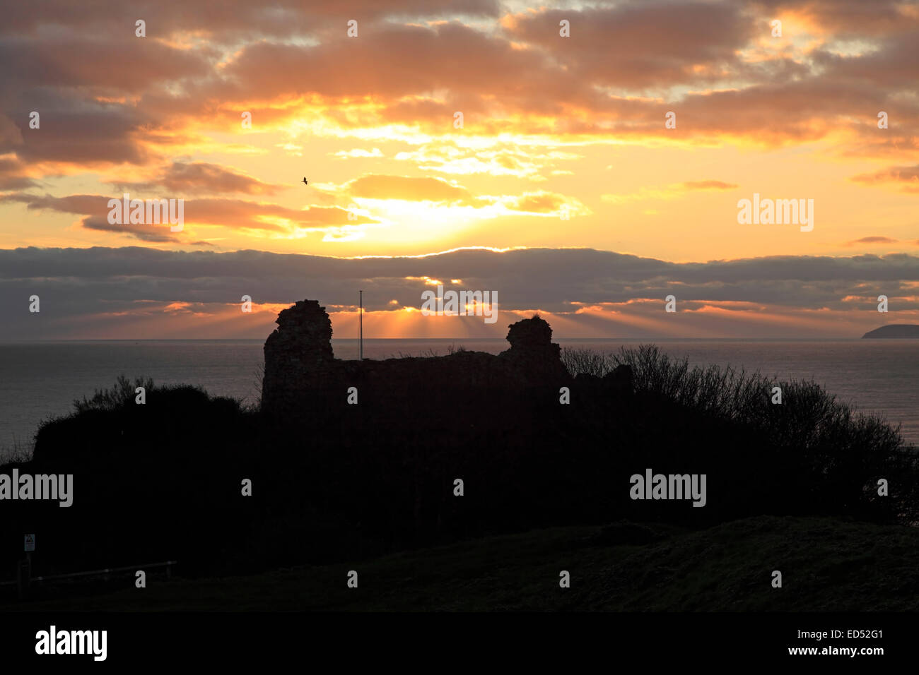 Meteo REGNO UNITO Hastings, East Sussex, Regno Unito. Il 24 dicembre 2014. I raggi del sole al tramonto su Hastings Castle alla vigilia di Natale. Foto Stock