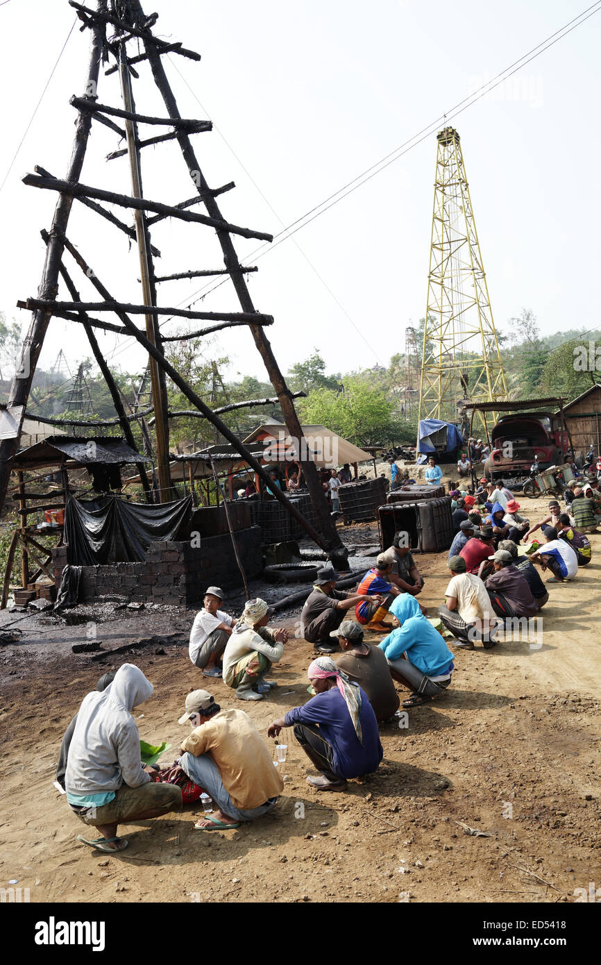 Esclusiva - BOJONEGORO, Indonesia. 13 novembre 2014 - un certo numero di minatori raccolte prima di iniziare a lavorare nel sottodistretto Kedewan, Foto Stock