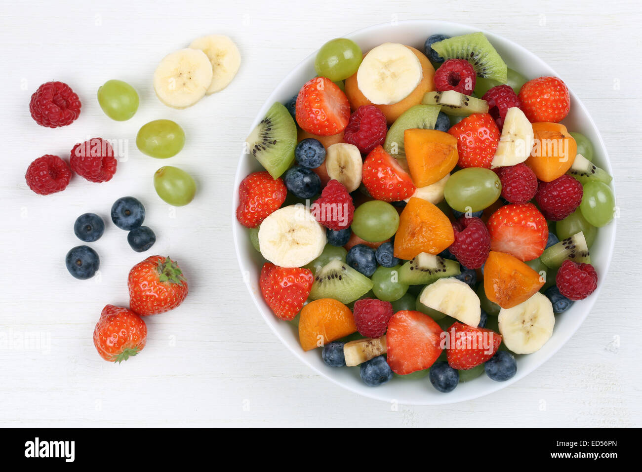 Macedonia di frutta con frutti come fragole, mirtilli e kiwi e albicocche dal di sopra Foto Stock