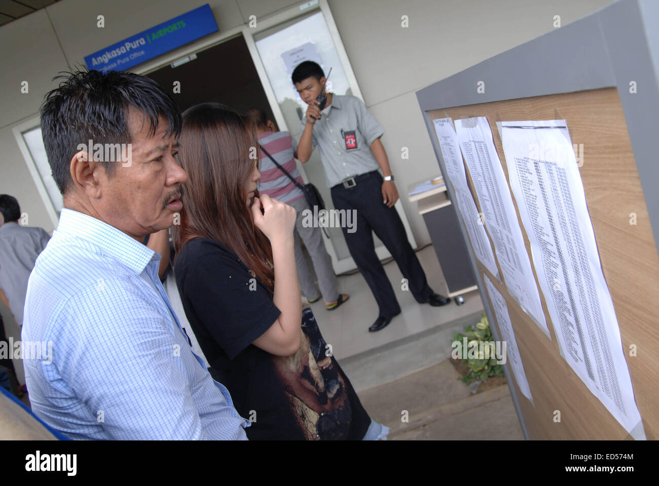 Surabaya. 28 dic 2014. I familiari di persone a bordo malese mancanti vettore aereo Air Asia volo QZ8501 raccogliere all'Aeroporto Internazionale di Juanda a Surabaya in East Java di Indonesia il 28 dicembre, 2014. Air Asia Indonesia ha rilasciato informazioni circa i 162 passeggeri e membri di equipaggio a bordo di volo QZ8501, che ha perso il contatto con il sistema di controllo del traffico aereo la domenica mattina. © Xinhua/Alamy Live News Foto Stock