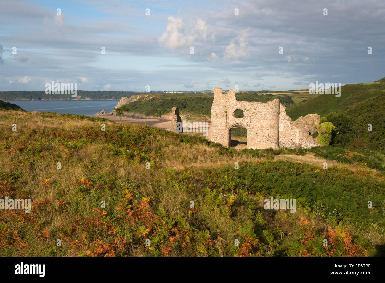 Il castello di Pennard e Three Cliffs Bay, Penisola di Gower, Swansea, West Glamorgan, Wales, Regno Unito, Europa Foto Stock