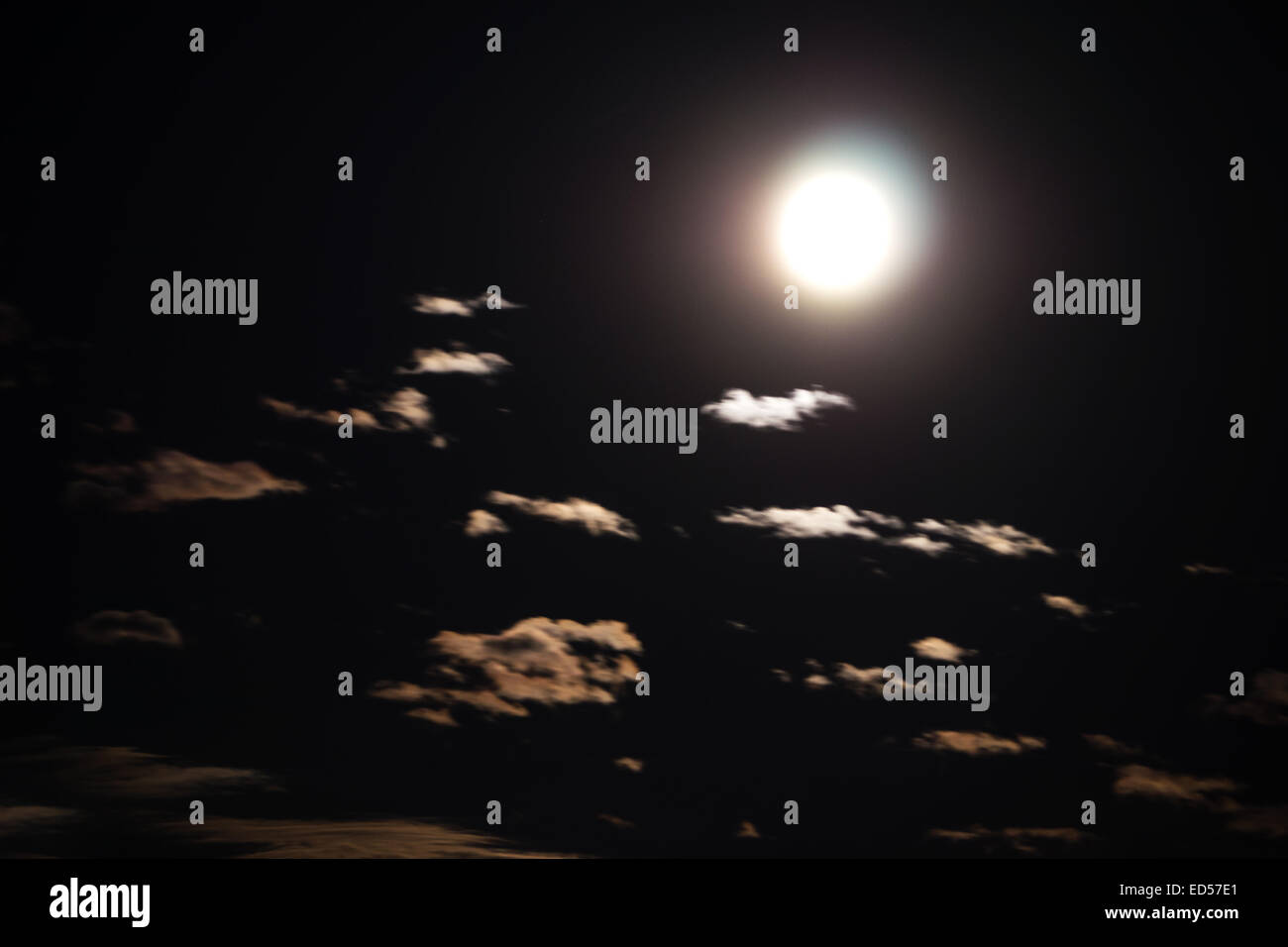 Cielo di sera con la luna piena e nuvole Foto Stock