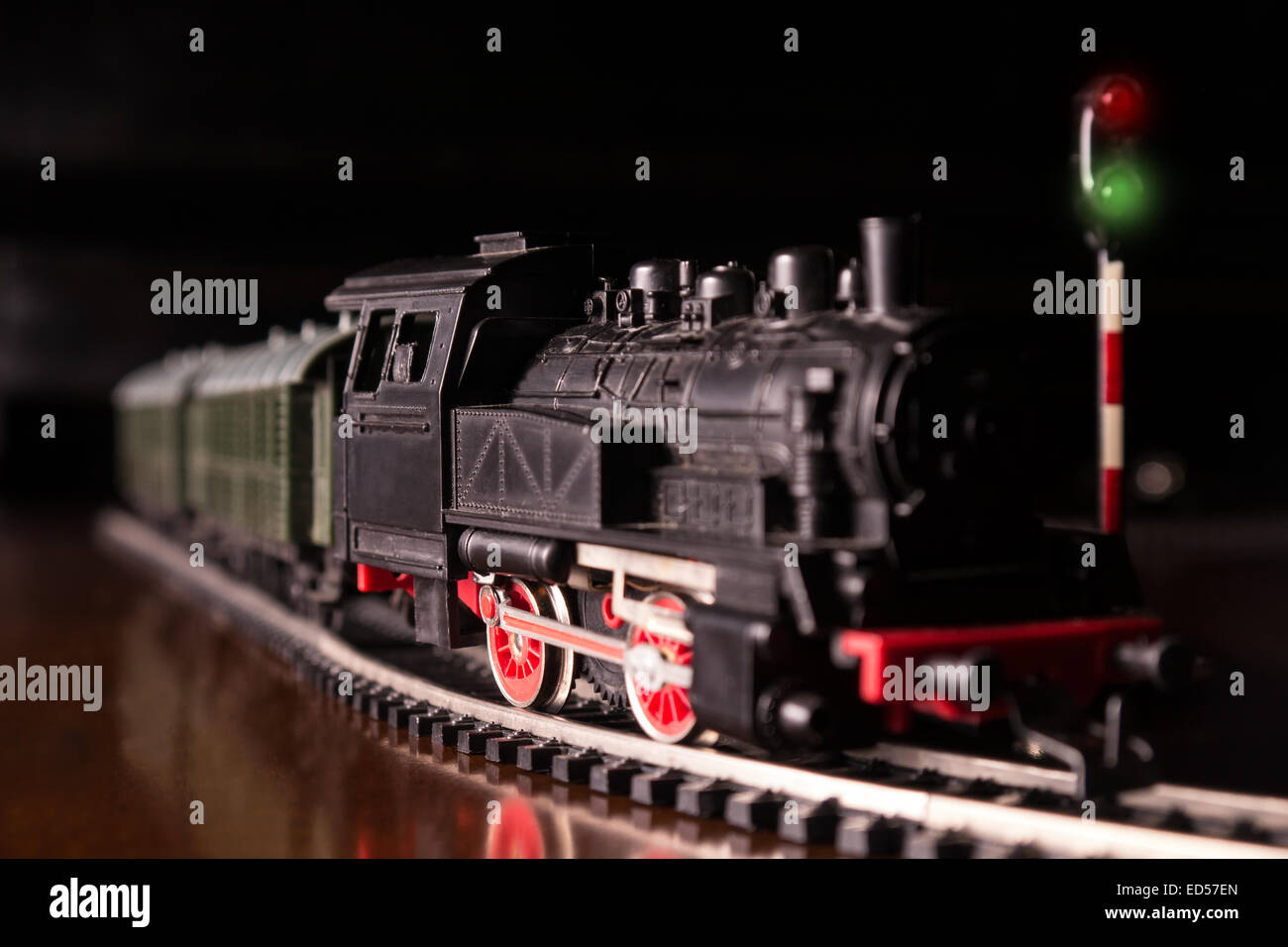 Modellino ferroviario con locomotiva a vapore di notte Foto Stock