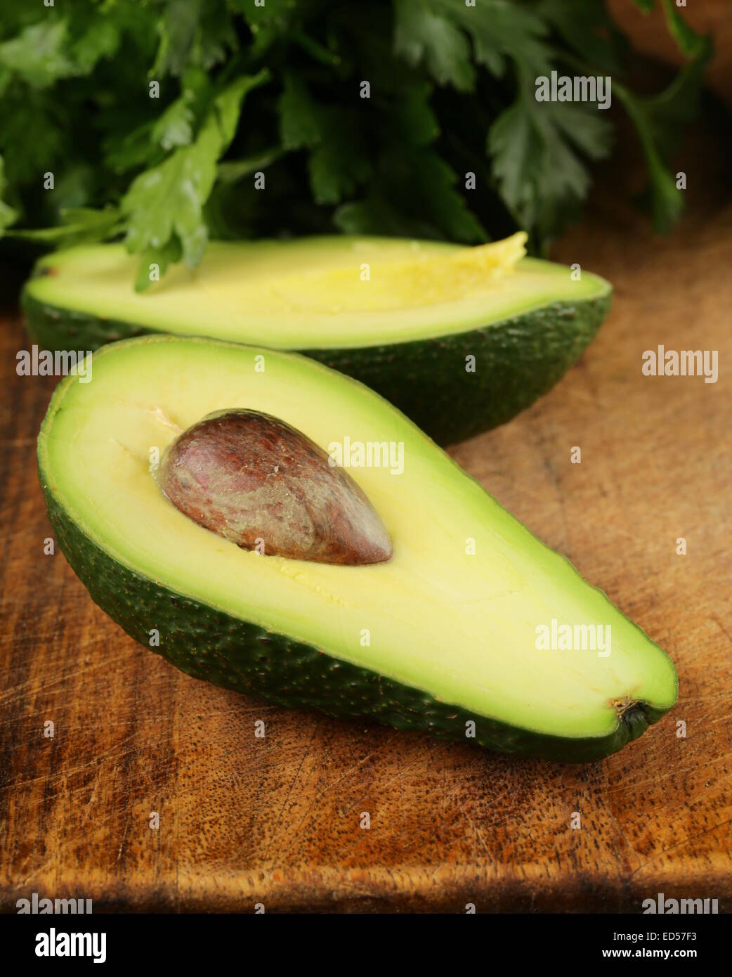 Fresche biologiche di avocado maturo su una tavola di legno Foto Stock
