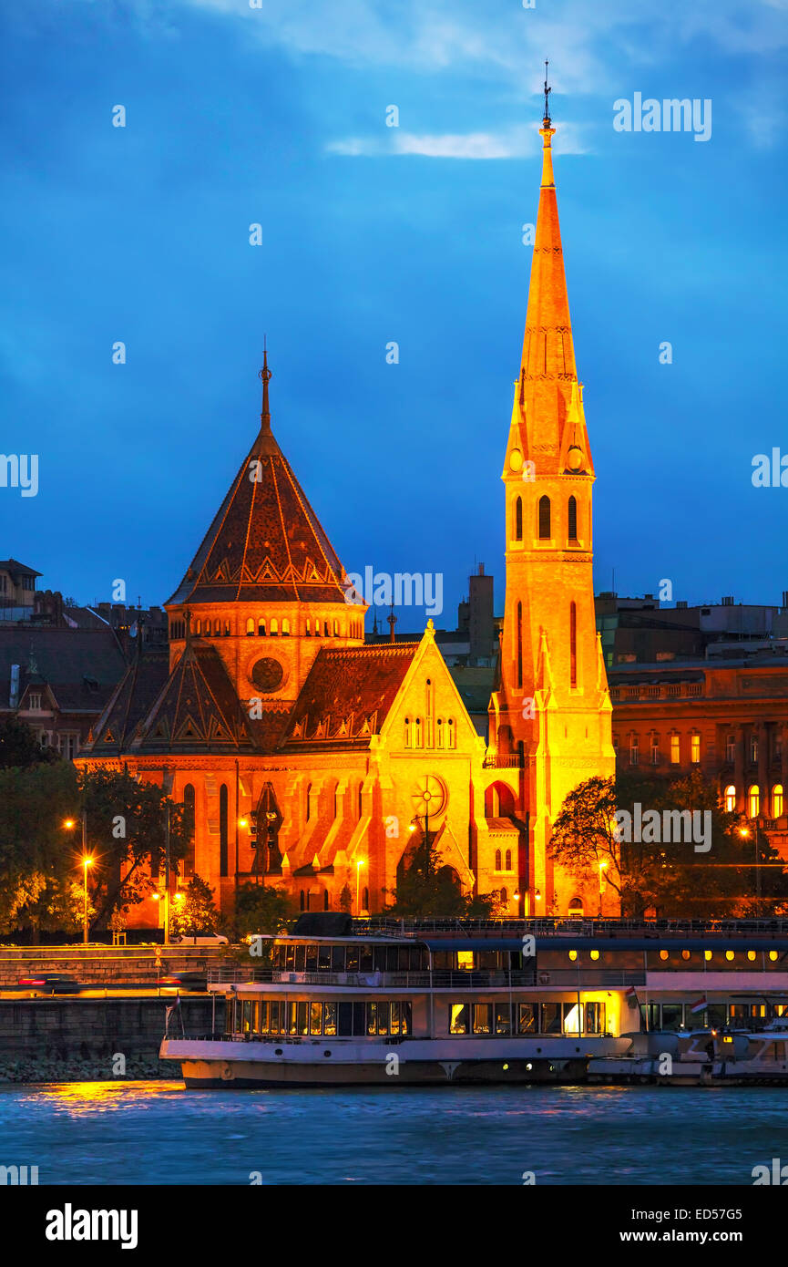 La Chiesa calvinista del Centrocittà di Budapest di notte Foto Stock