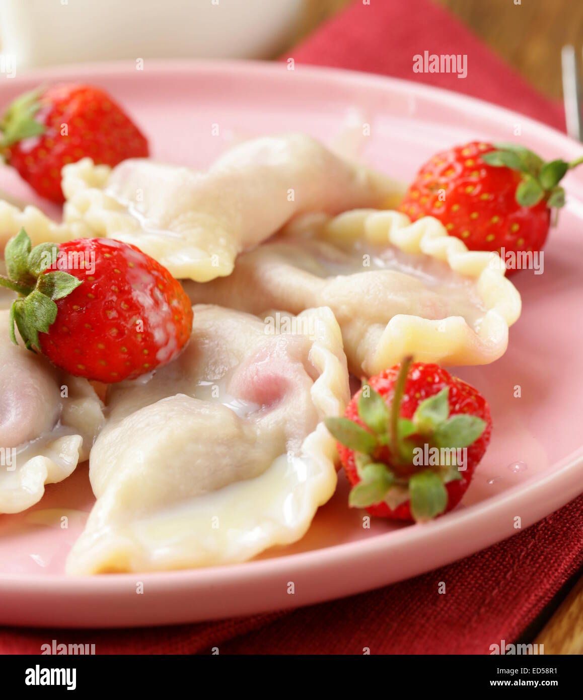 Gnocchi di patate con frutti di bosco e salsa panna con fragole fresche Foto Stock