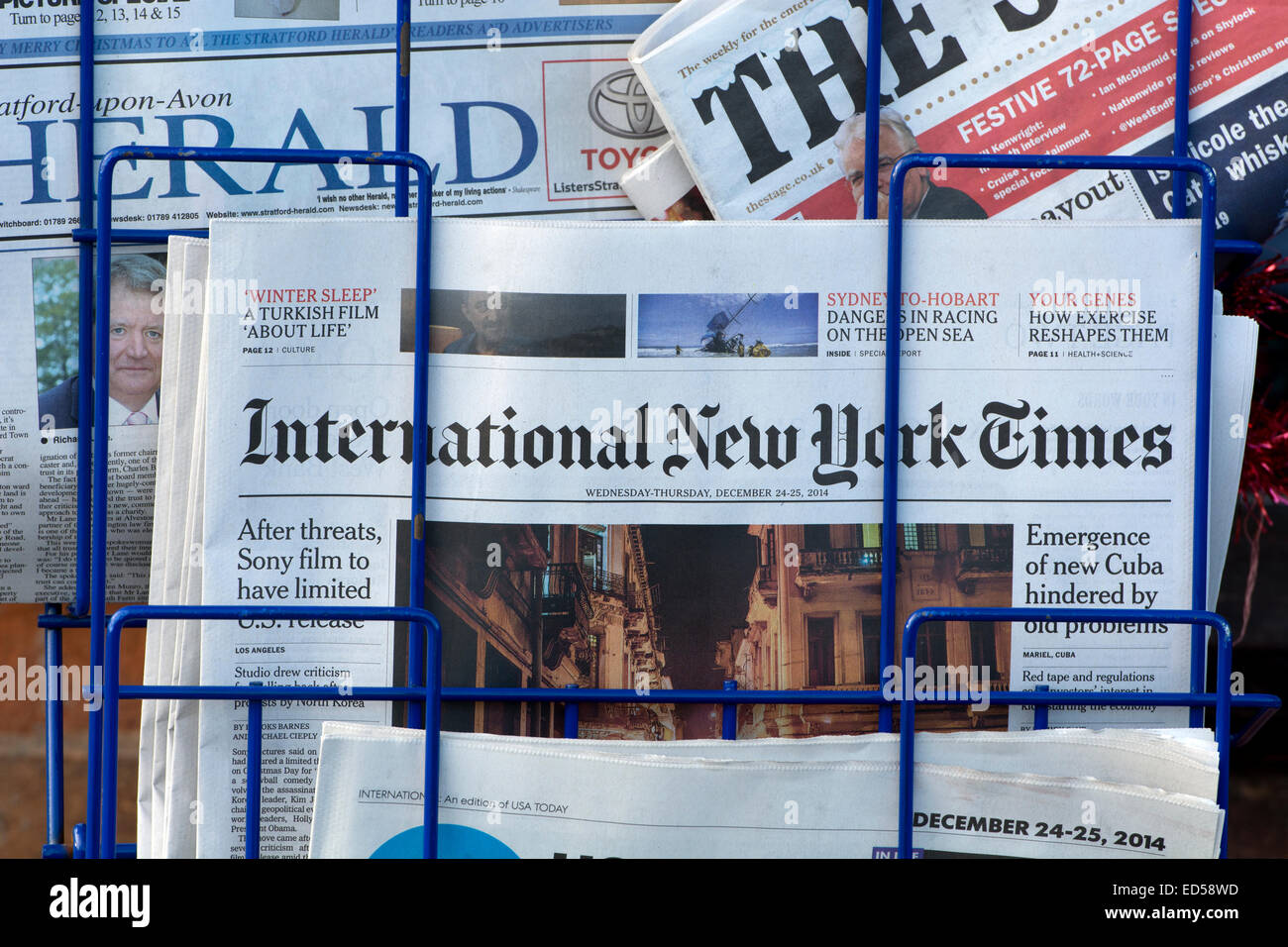 Internazionale di New York Times in vendita nel Regno Unito. Foto Stock