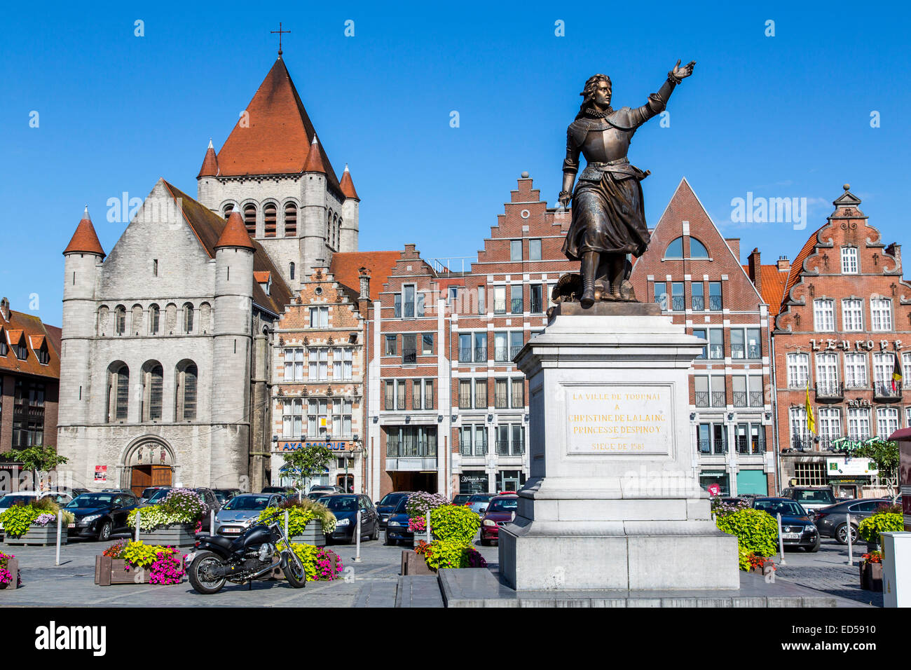 La Grand Place, nel centro storico della città, la chiesa di San Quintino, monumento di Christine de Lalang, Foto Stock