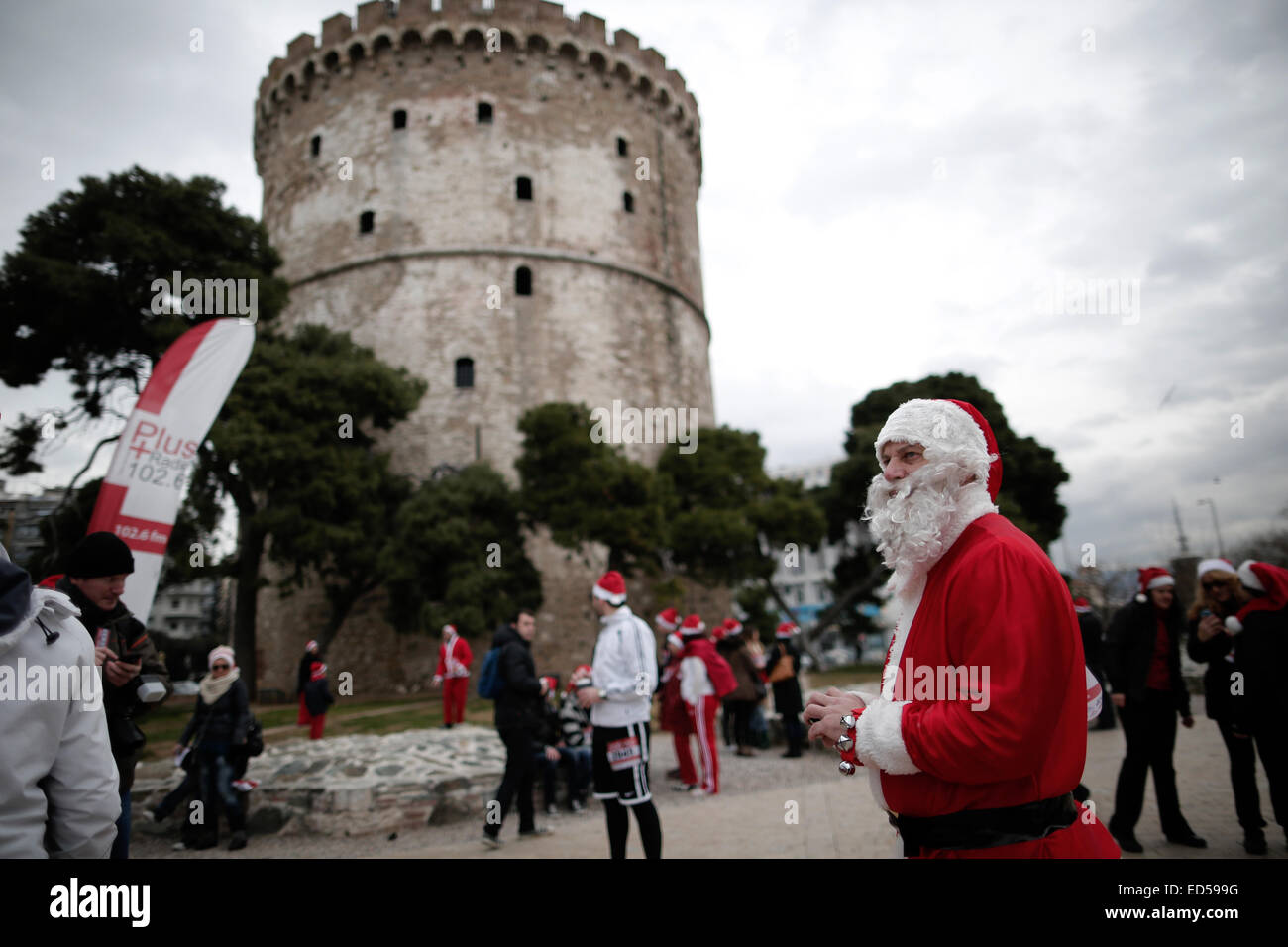 Salonicco, Grecia. Il 28 dicembre, 2014. Centinaia di persone hanno preso parte alla 1 km al lungomare di Salonicco, Grecia il 28 dicembre 2014. Tutti i proventi della manifestazione saranno devoluti in beneficenza. Credito: Konstantinos Tsakalidis/Alamy Live News Foto Stock