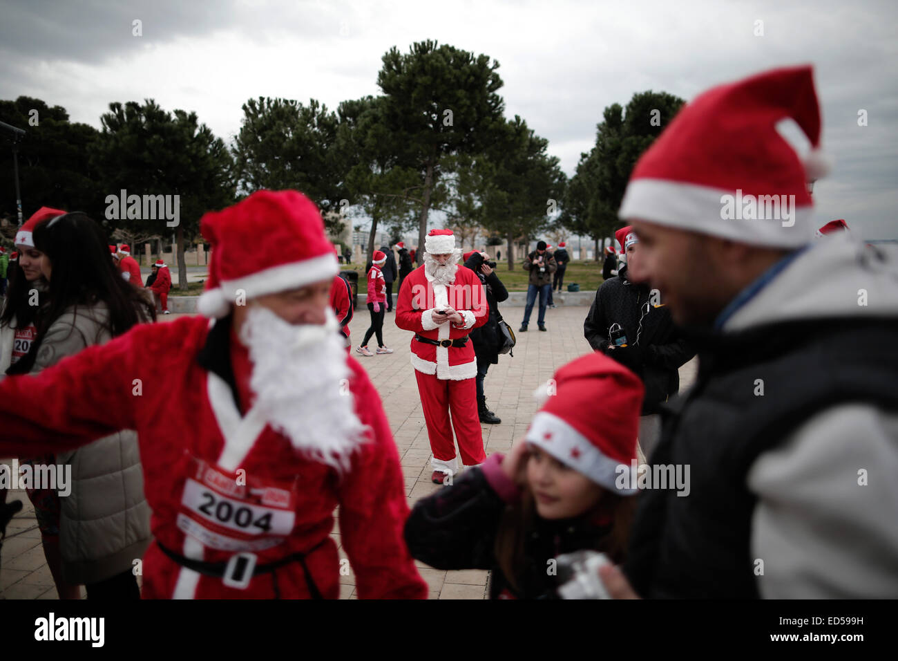 Salonicco, Grecia. Il 28 dicembre, 2014. Centinaia di persone hanno preso parte alla 1 km al lungomare di Salonicco, Grecia il 28 dicembre 2014. Tutti i proventi della manifestazione saranno devoluti in beneficenza. Credito: Konstantinos Tsakalidis/Alamy Live News Foto Stock